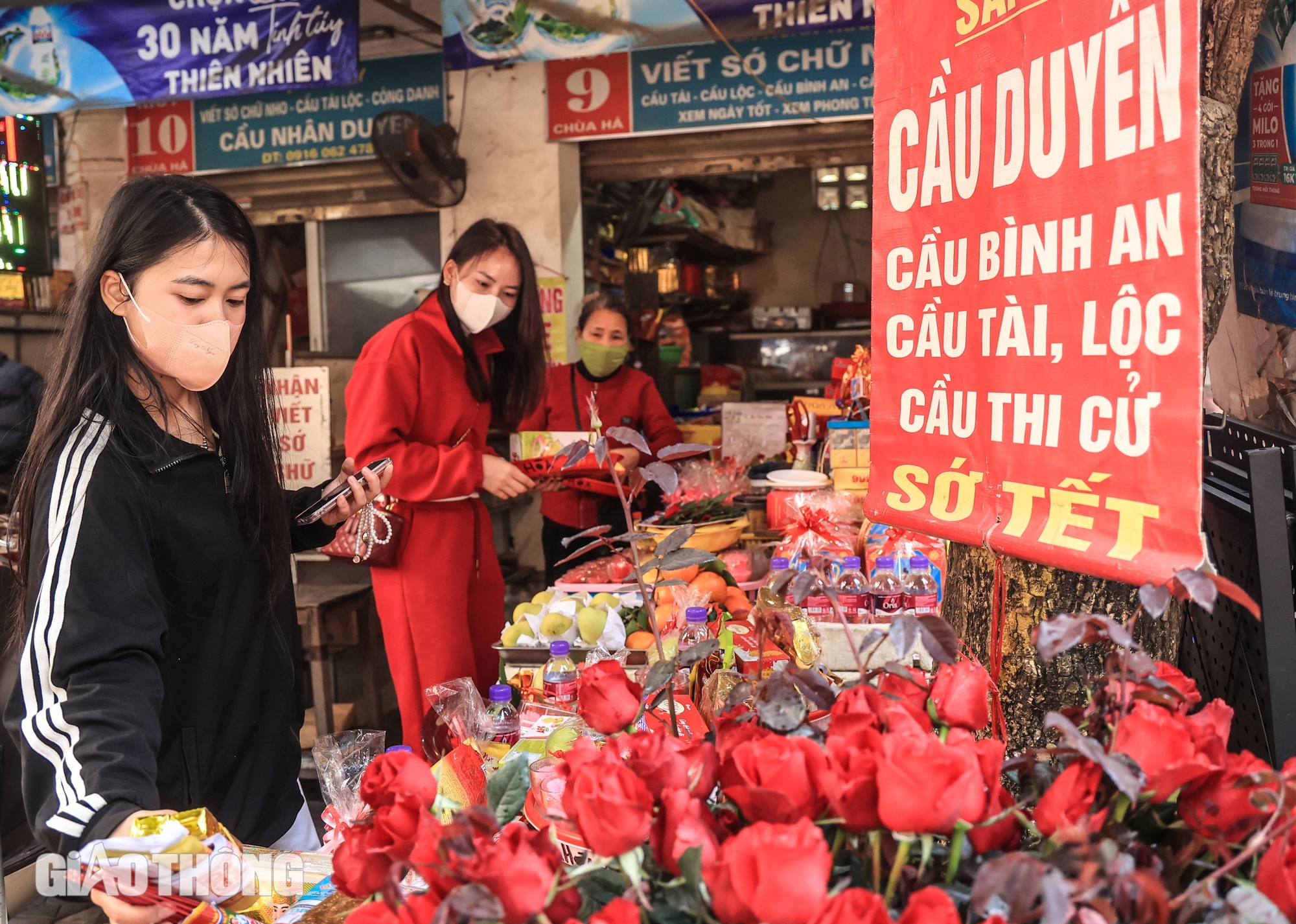 Giới trẻ tấp nập đi chùa Hà cầu duyên trước ngày lễ tình nhân- Ảnh 12.