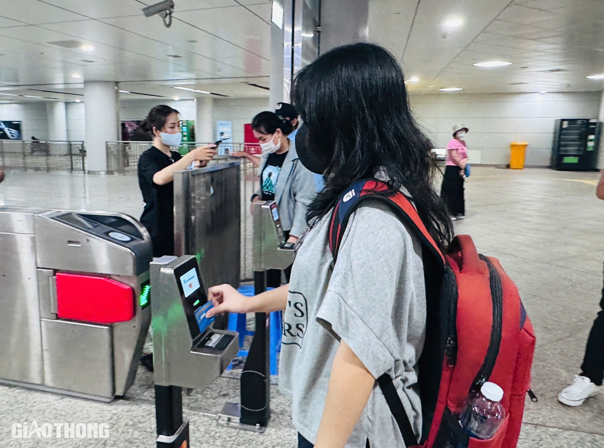 Lắp đặt hơn 250 màn hình trên tàu metro và các nhà ga để cung cấp thông tin- Ảnh 3.