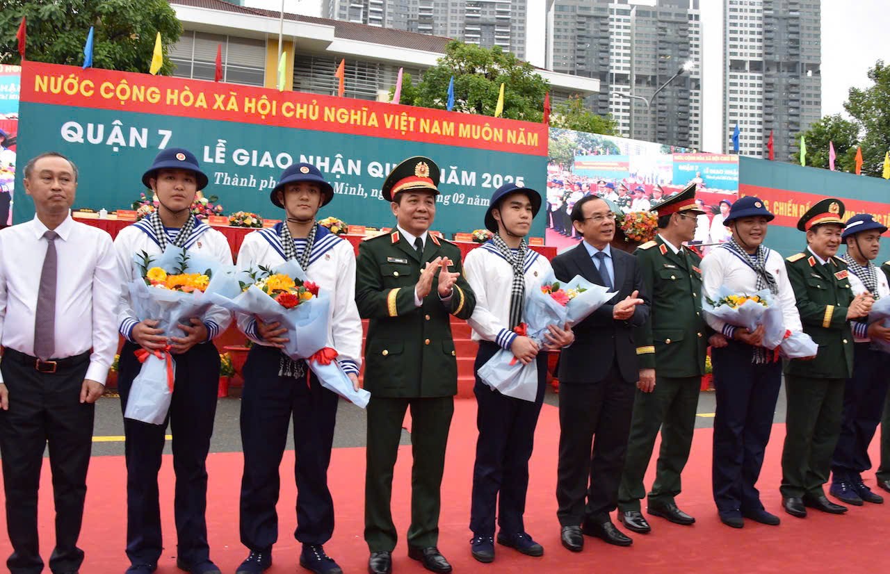 Hàng vạn thanh niên cả nước lên đường nhập ngũ- Ảnh 4.