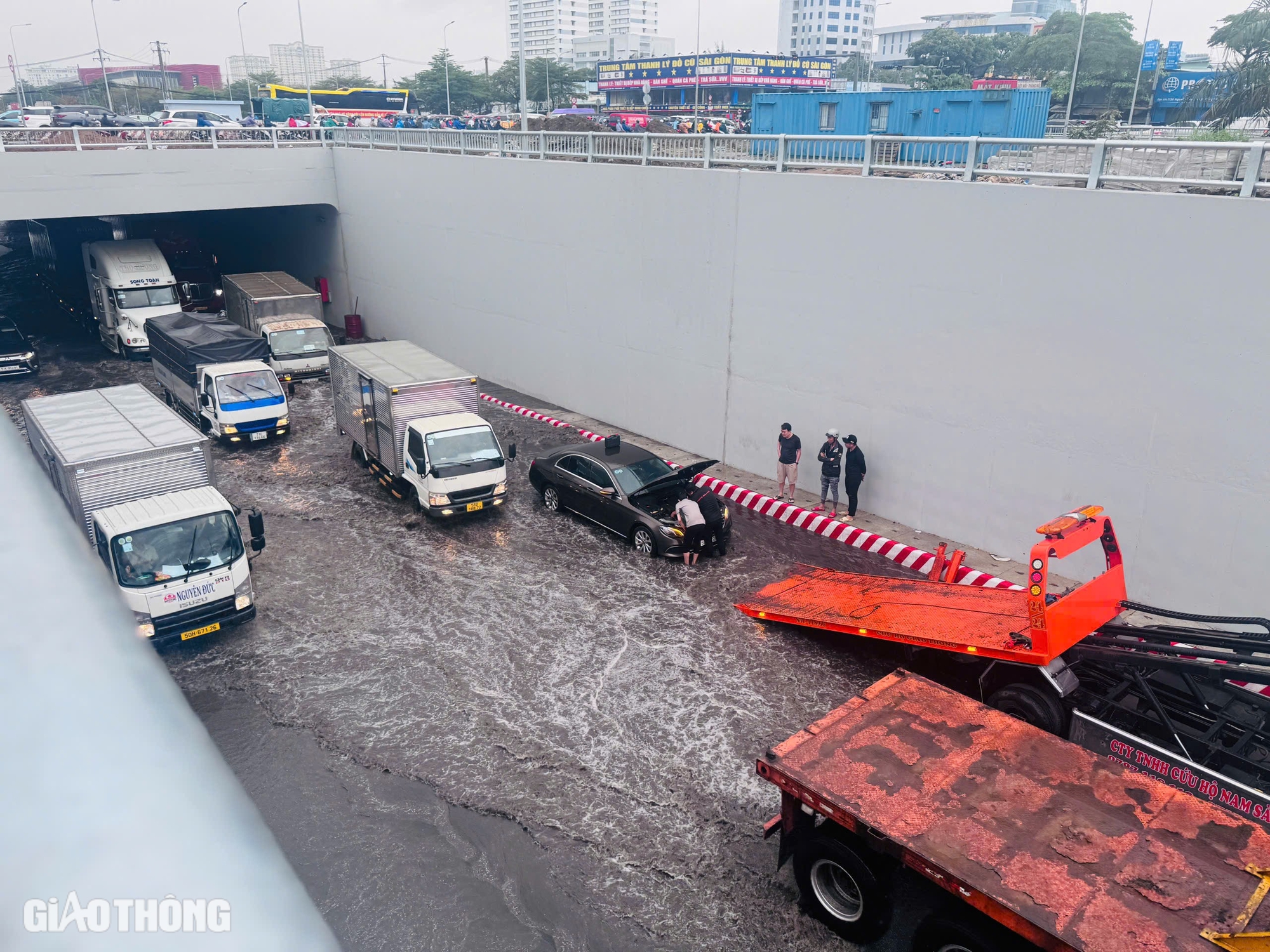 TP.HCM mưa lớn, hầm chui Nguyễn Văn Linh - Nguyễn Hữu Thọ ngập sâu- Ảnh 1.