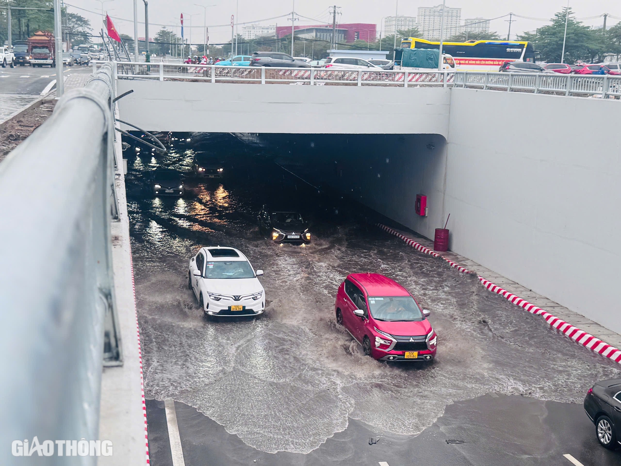 TP.HCM mưa lớn, hầm chui Nguyễn Văn Linh - Nguyễn Hữu Thọ ngập sâu- Ảnh 3.