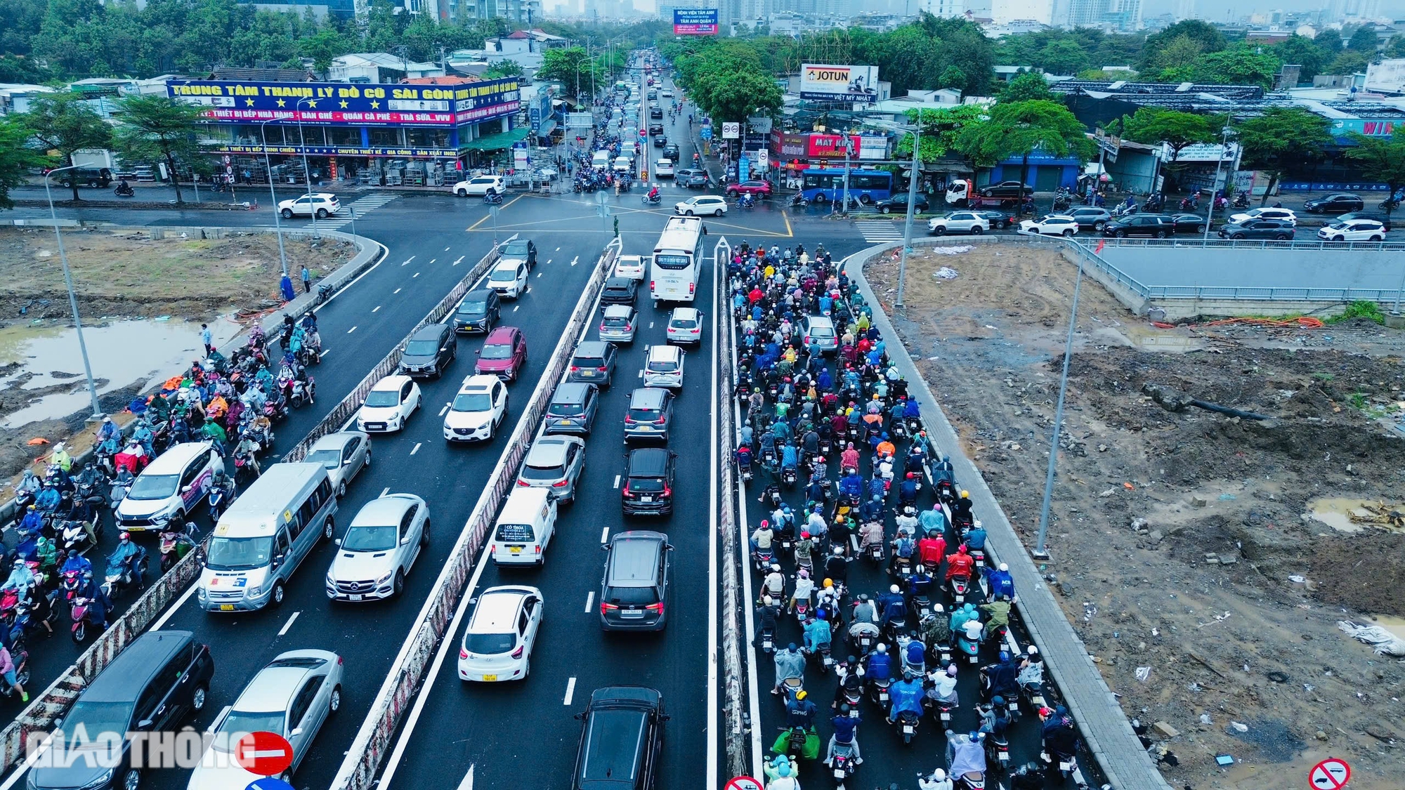 TP.HCM mưa lớn, hầm chui Nguyễn Văn Linh - Nguyễn Hữu Thọ ngập sâu- Ảnh 6.