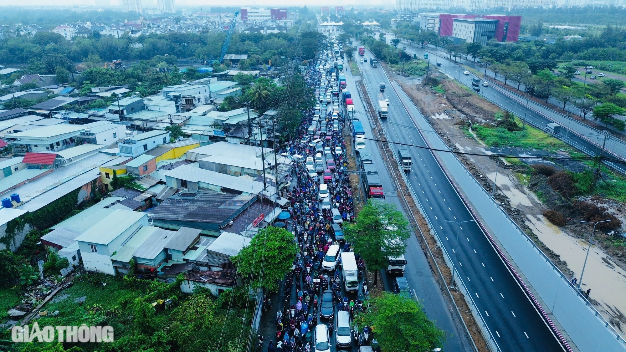 TP.HCM mưa lớn, hầm chui Nguyễn Văn Linh - Nguyễn Hữu Thọ ngập sâu- Ảnh 7.