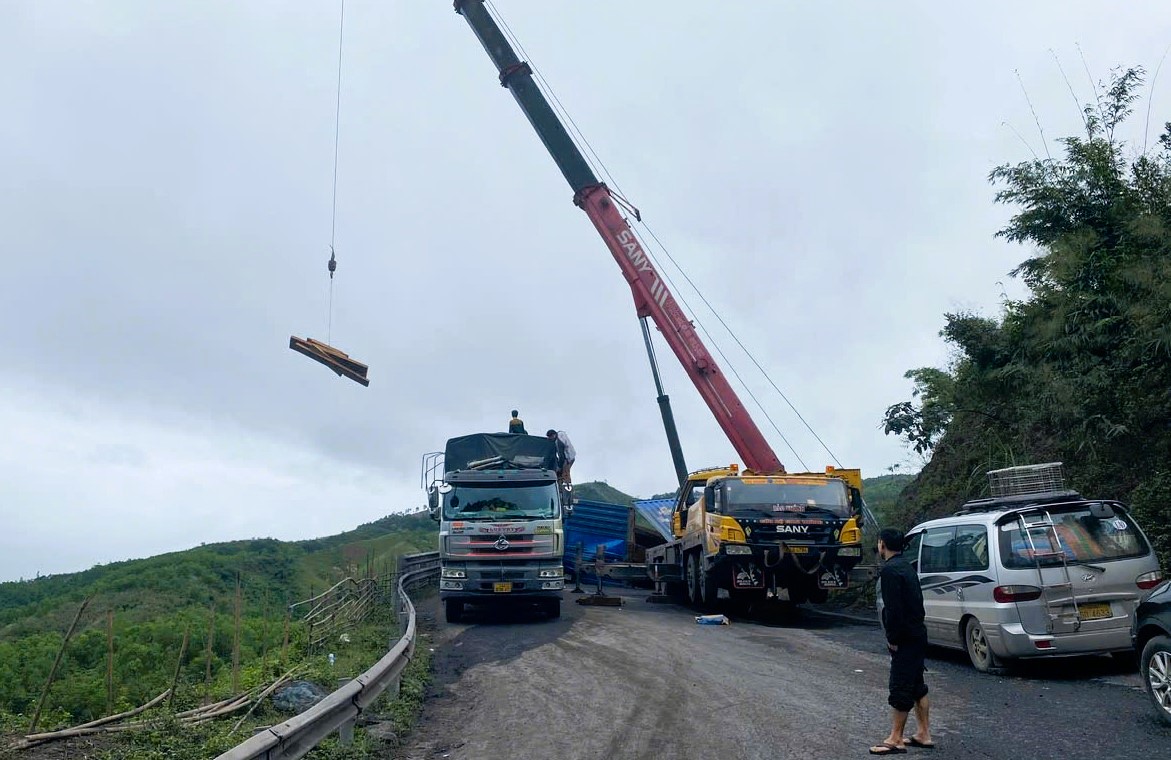 QL15D lên cửa khẩu La Lay thông tuyến sau nhiều giờ xe chở gỗ lật chắn ngang- Ảnh 1.