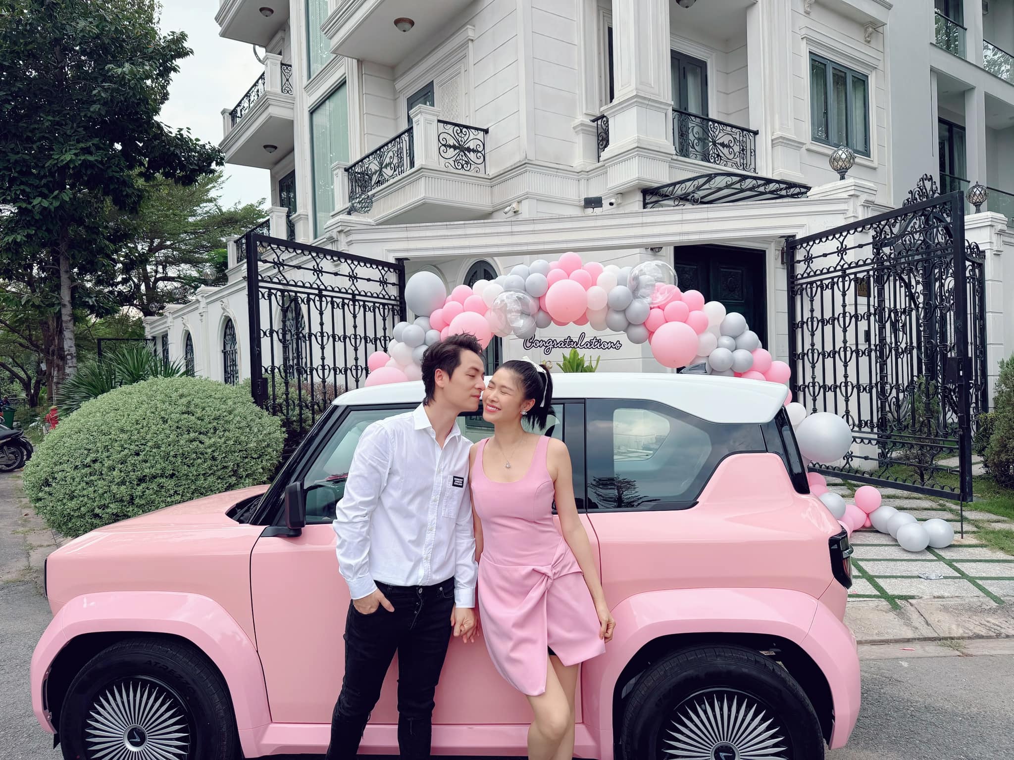 Ngày Valentine của sao Việt: H'Hen Niê đã đăng ký kết hôn, Đăng Khôi tặng vợ xế hộp- Ảnh 4.