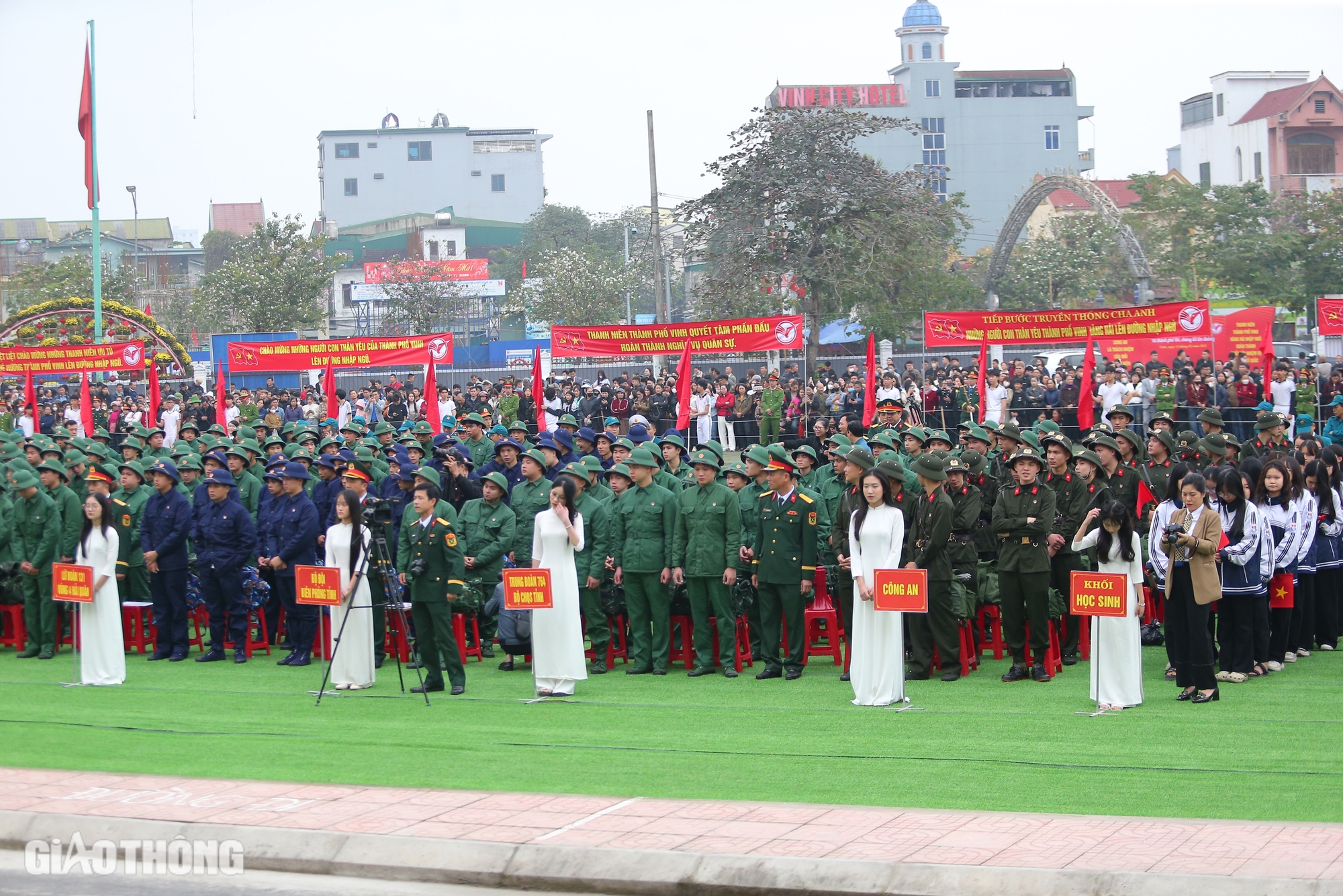 Tân binh chia tay người thân phấn khởi lên đường nhập ngũ- Ảnh 16.