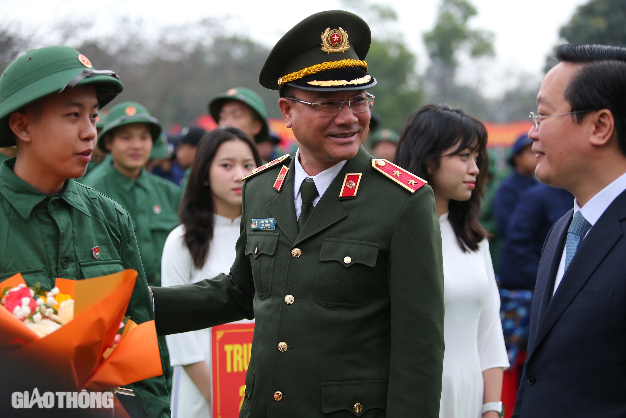 Tân binh chia tay người thân phấn khởi lên đường nhập ngũ- Ảnh 17.