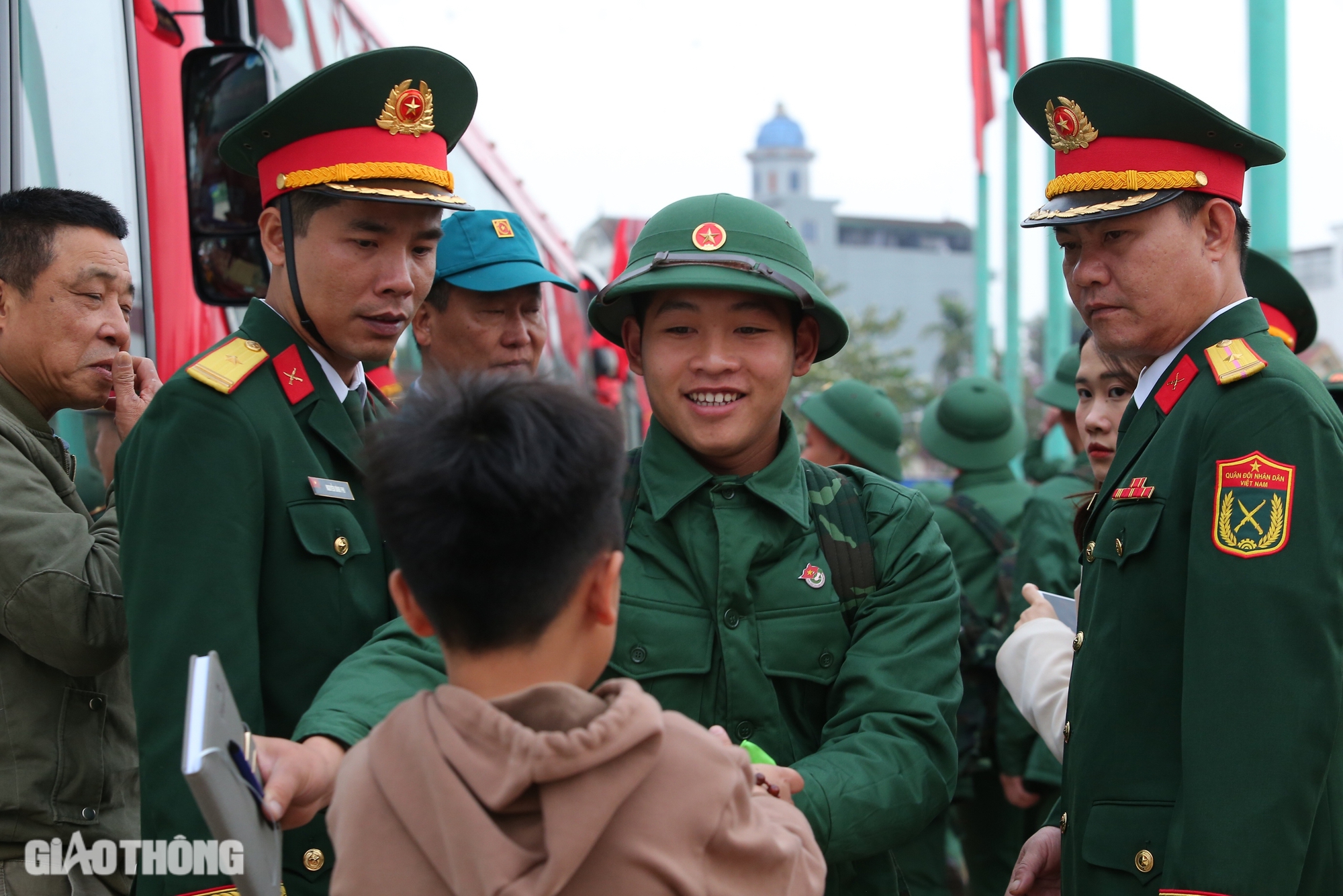 Tân binh chia tay người thân phấn khởi lên đường nhập ngũ- Ảnh 22.