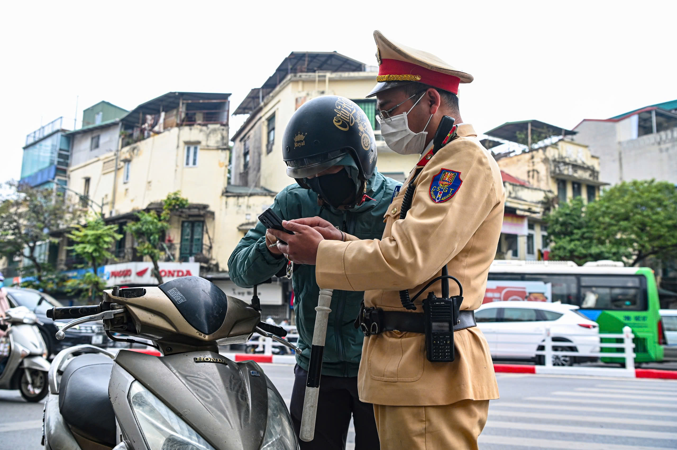 CSGT Hà Nội xử phạt qua "mắt thần", tài xế xe máy vi phạm tâm phục khẩu phục- Ảnh 1.