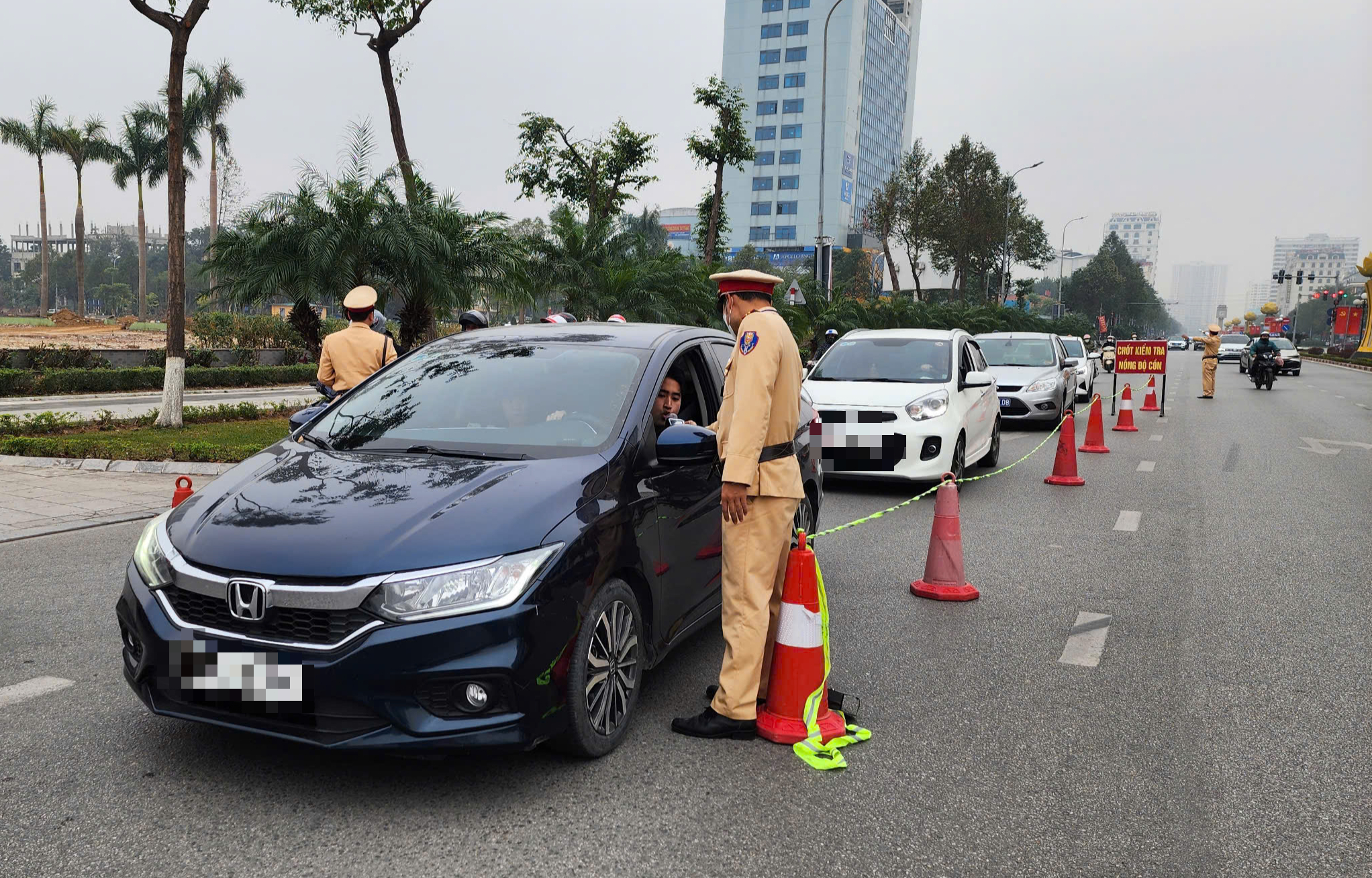 Bắc Ninh: Kiểm tra hàng trăm tài xế, CSGT không phát hiện "ma men"- Ảnh 7.