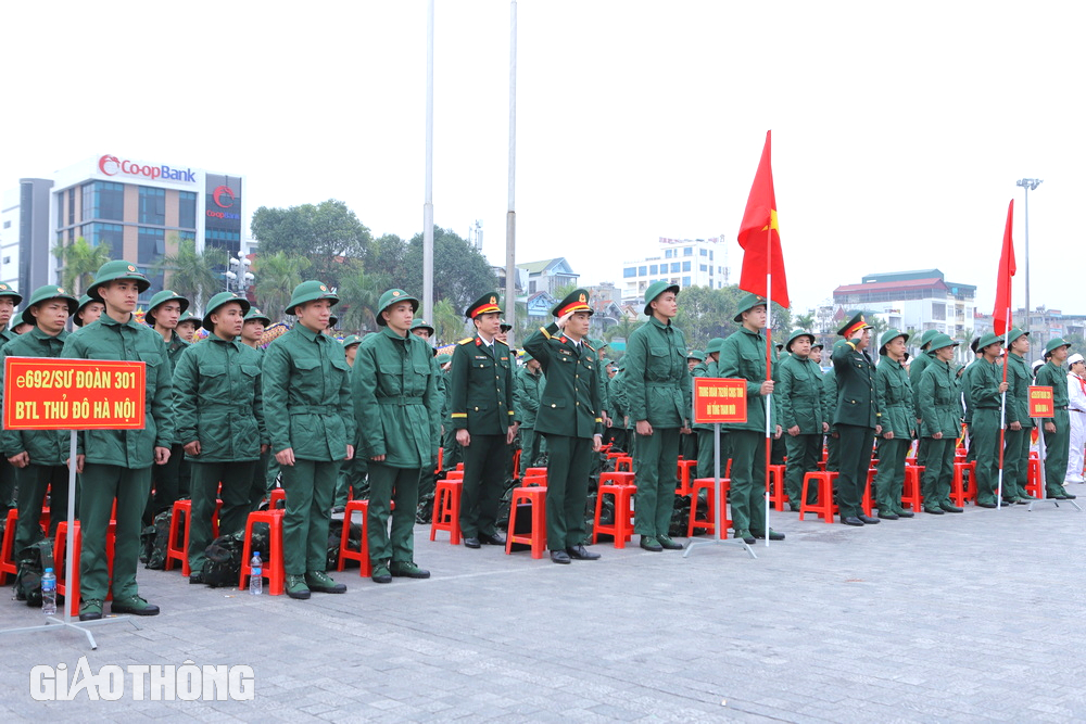 Tân binh chia tay người thân phấn khởi lên đường nhập ngũ- Ảnh 1.