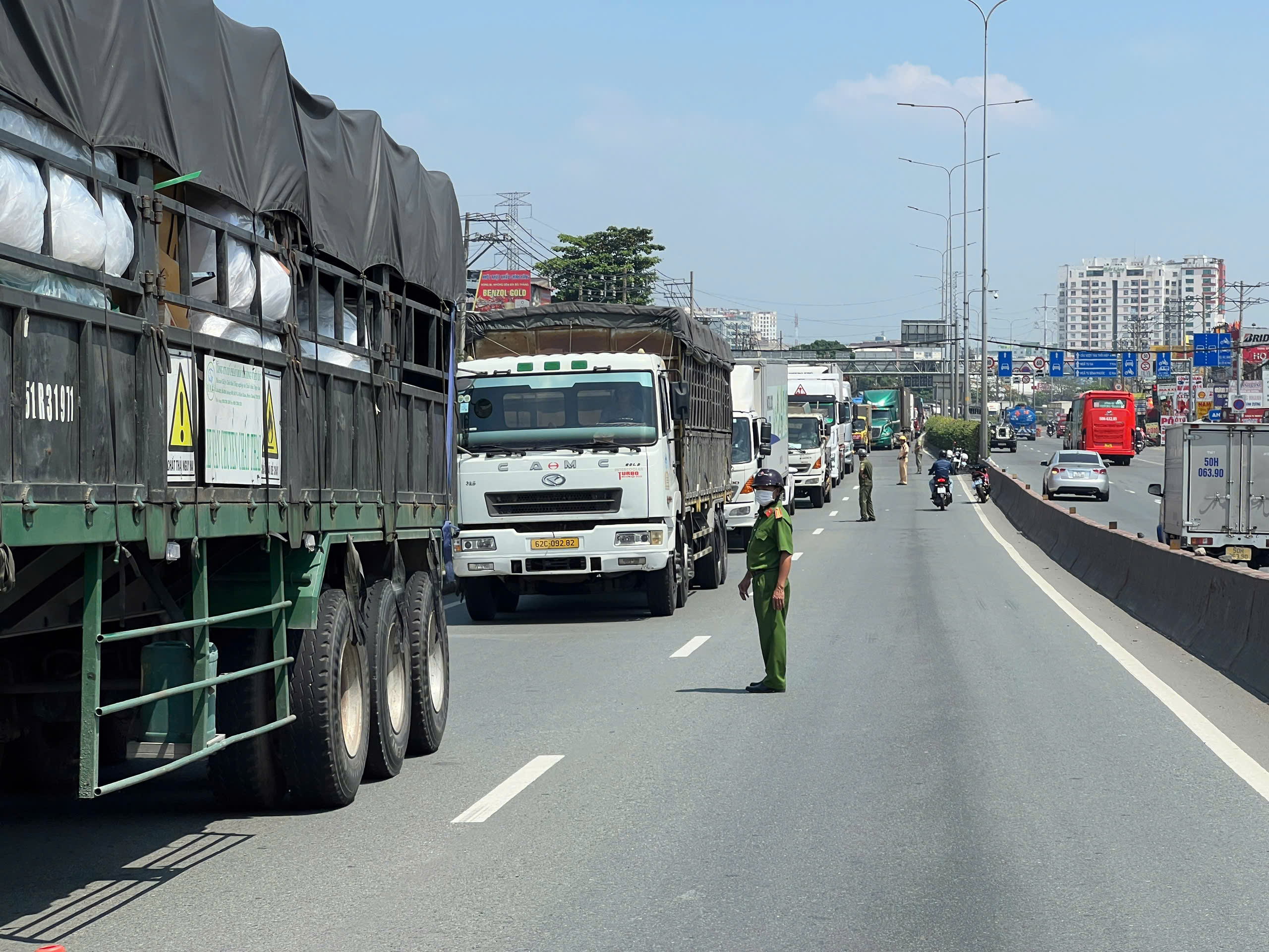 Xe đầu kéo va chạm xe máy trên cầu vượt, người đàn ông tử vong- Ảnh 3.