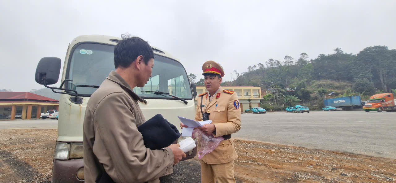 CSGT Lạng Sơn phát hiện xe cũ nát, hết hạn đăng kiểm hơn 2 năm vẫn chở khách đi hội- Ảnh 1.