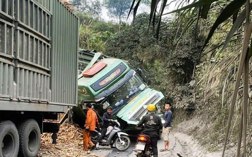 Lật xe đầu kéo chở hàng tấn củ mì, đường lên cửa khẩu La Lay ách tắc nhiều giờ