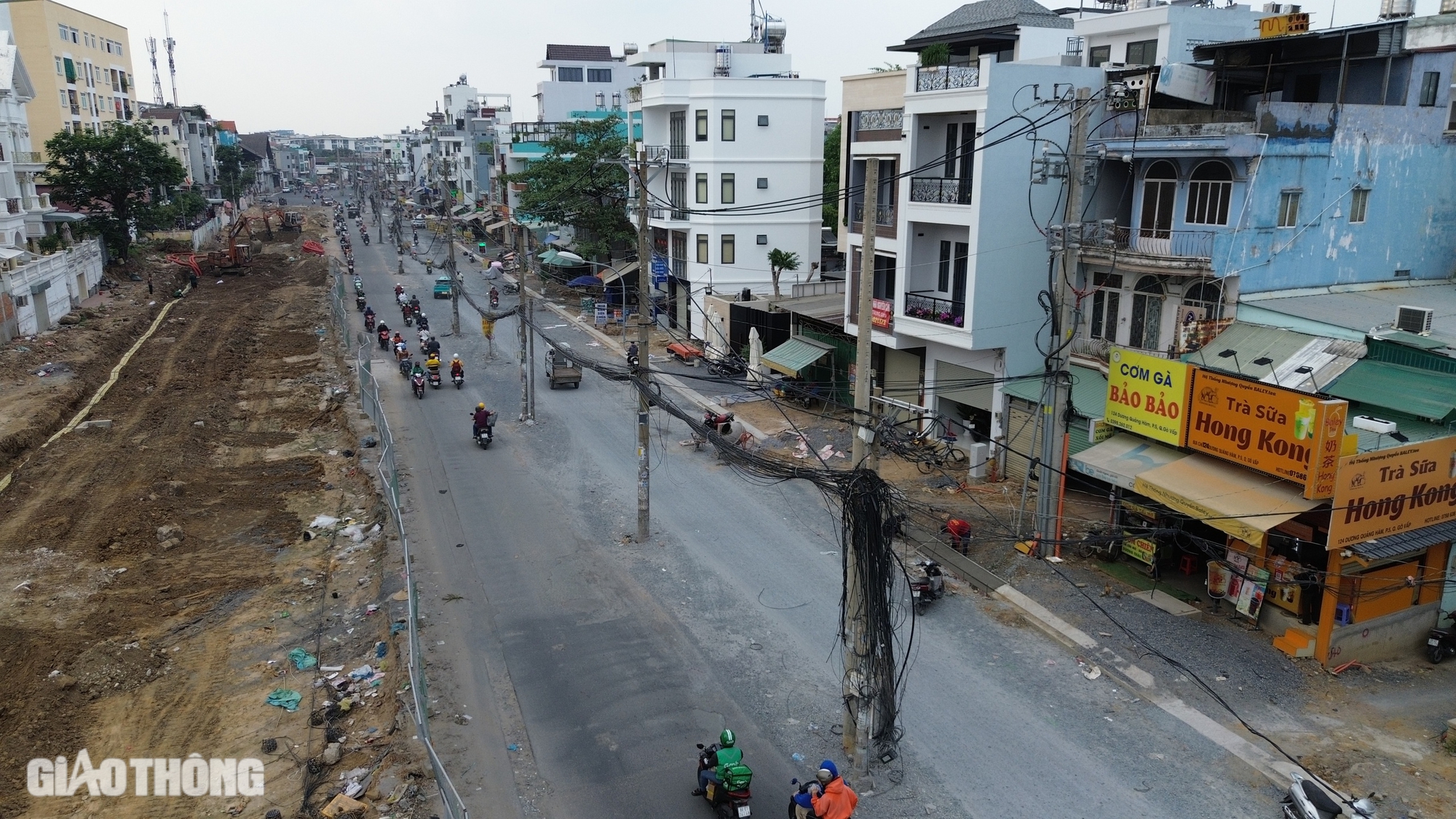 Thấp thỏm đi qua dự án đường nghìn tỷ chằng chịt cột điện giữa đường- Ảnh 3.