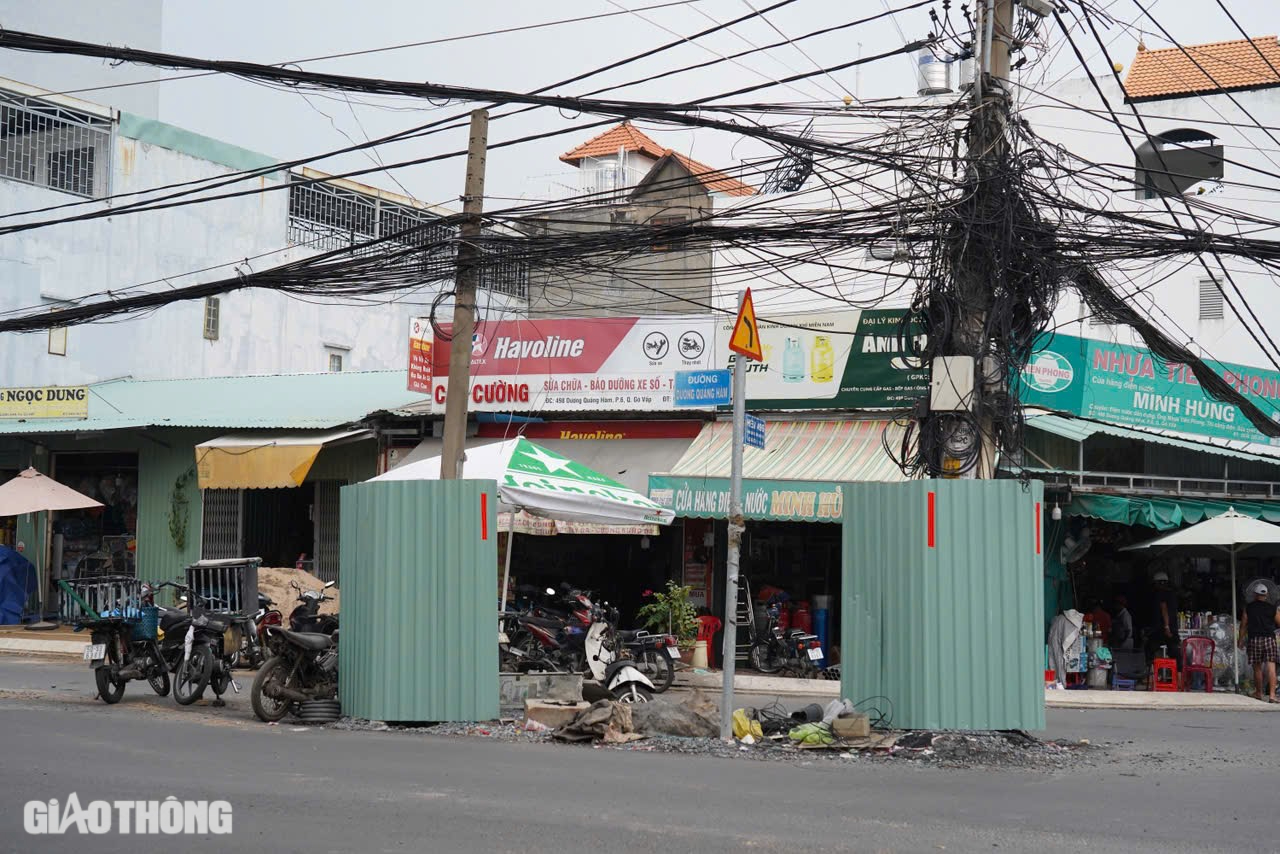 Thấp thỏm đi qua dự án đường nghìn tỷ chằng chịt cột điện giữa đường- Ảnh 4.