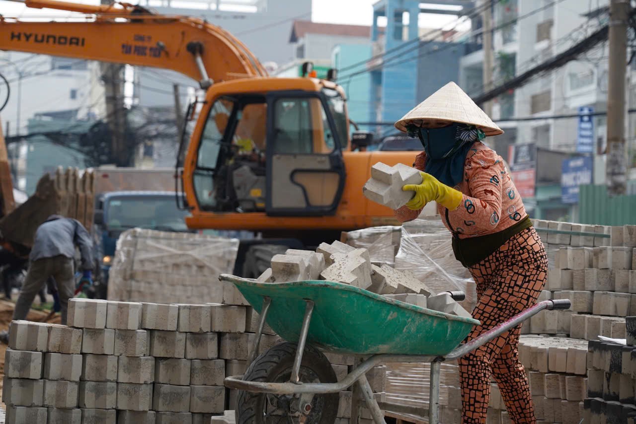 Thấp thỏm đi qua dự án đường nghìn tỷ chằng chịt cột điện giữa đường- Ảnh 16.