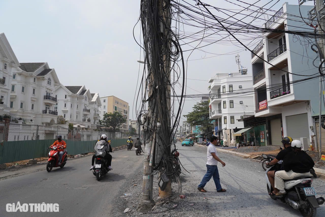 Thấp thỏm đi qua dự án đường nghìn tỷ chằng chịt cột điện giữa đường- Ảnh 12.