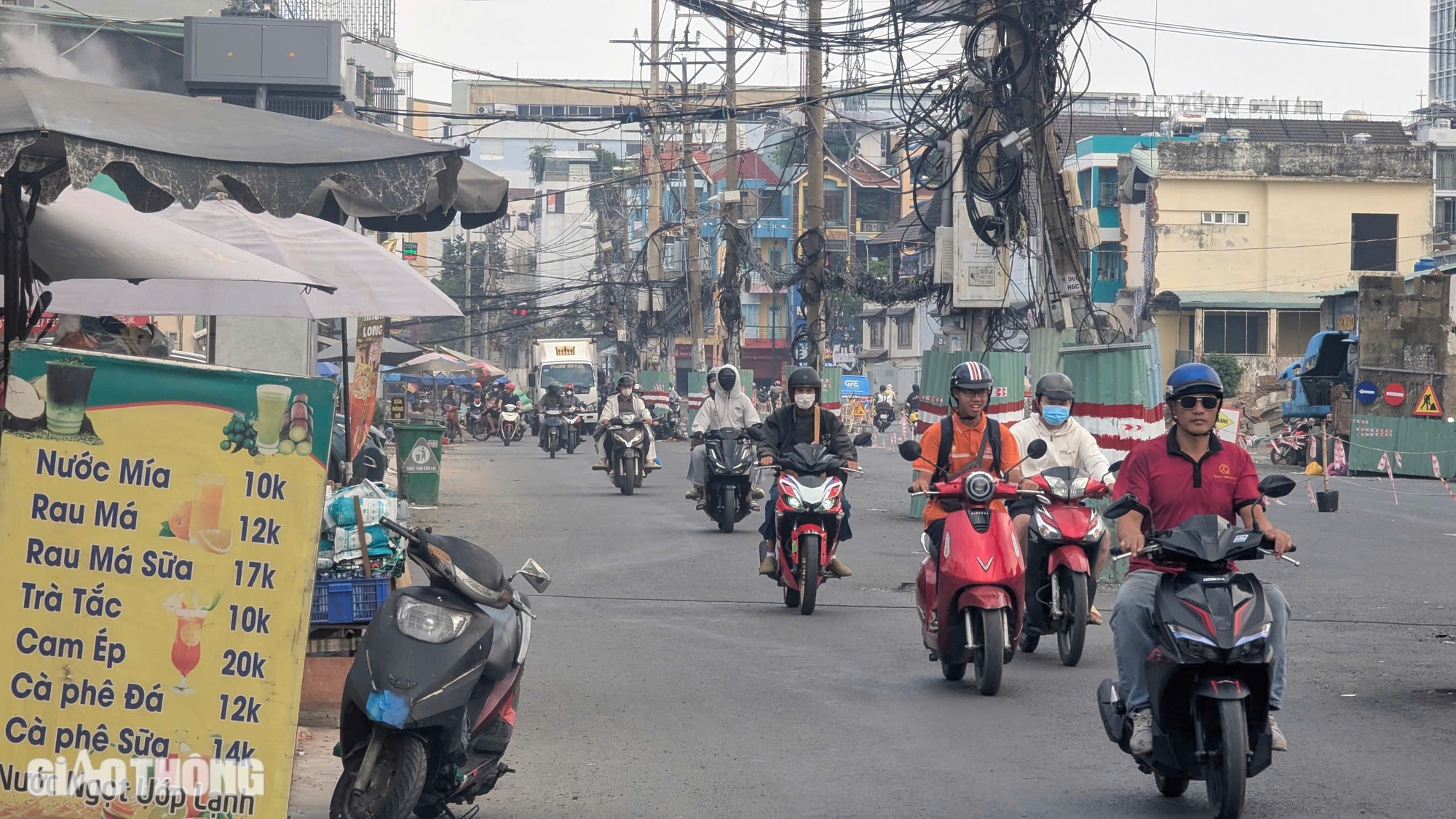 Thấp thỏm đi qua dự án đường nghìn tỷ chằng chịt cột điện giữa đường- Ảnh 9.