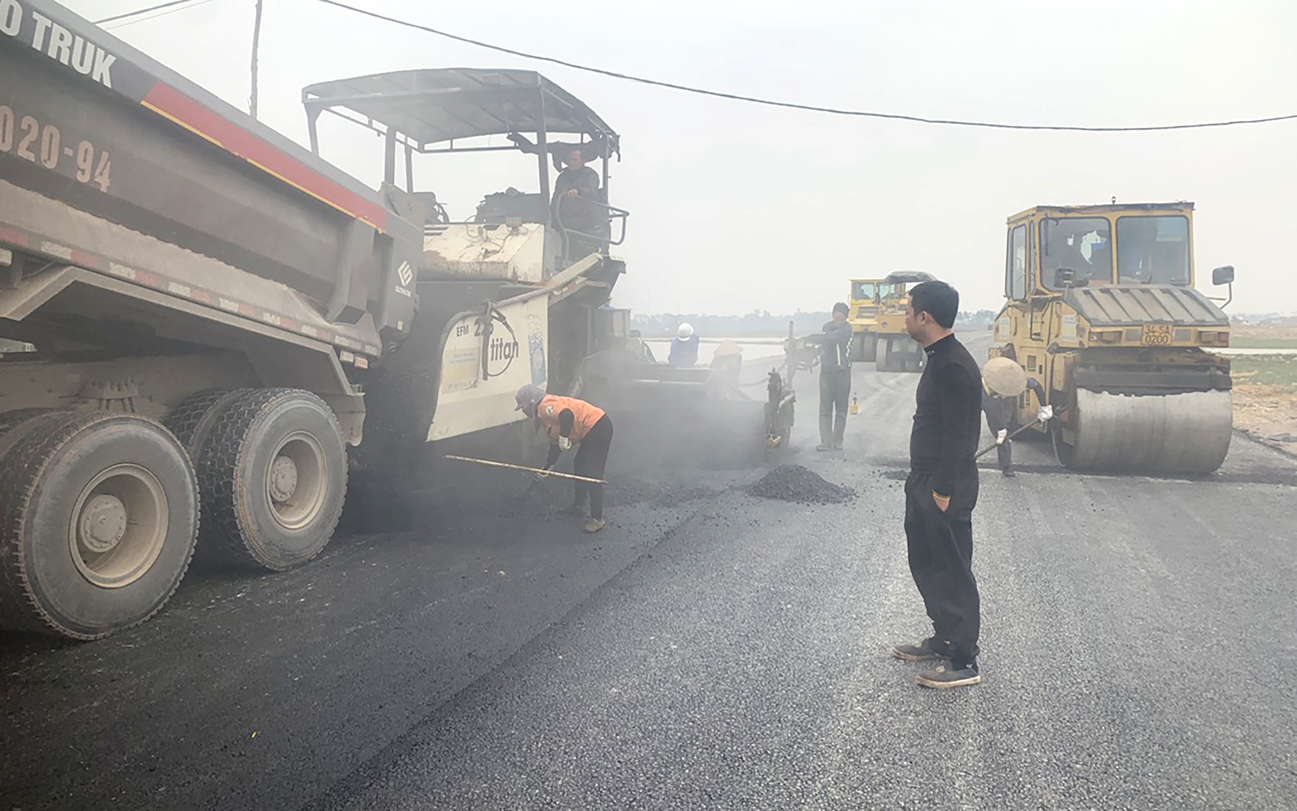 Đường Vành đai 4 - Vùng Thủ đô qua Bắc Ninh thảm những mét bê tông nhựa đầu tiên- Ảnh 3.