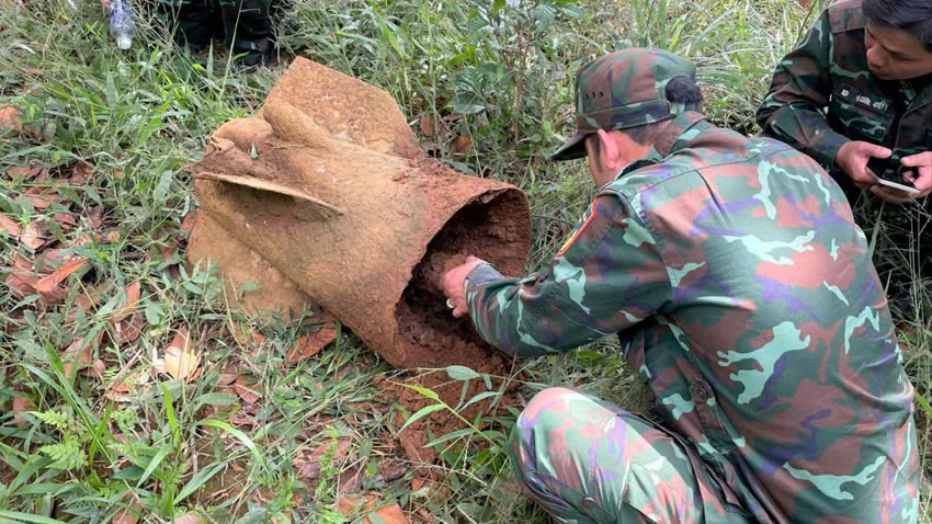 Bộ đội công binh vô hiệu hóa quả bom nằm gần nhà dân- Ảnh 1.