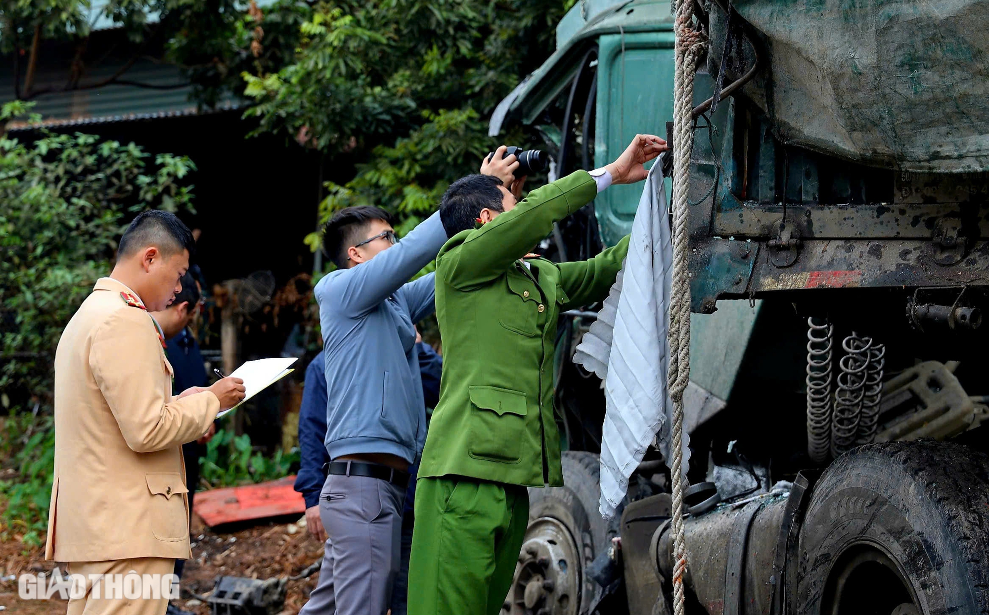 Hiện trường vụ tai nạn thảm khốc khiến 6 người tử vong ở Sơn La- Ảnh 4.