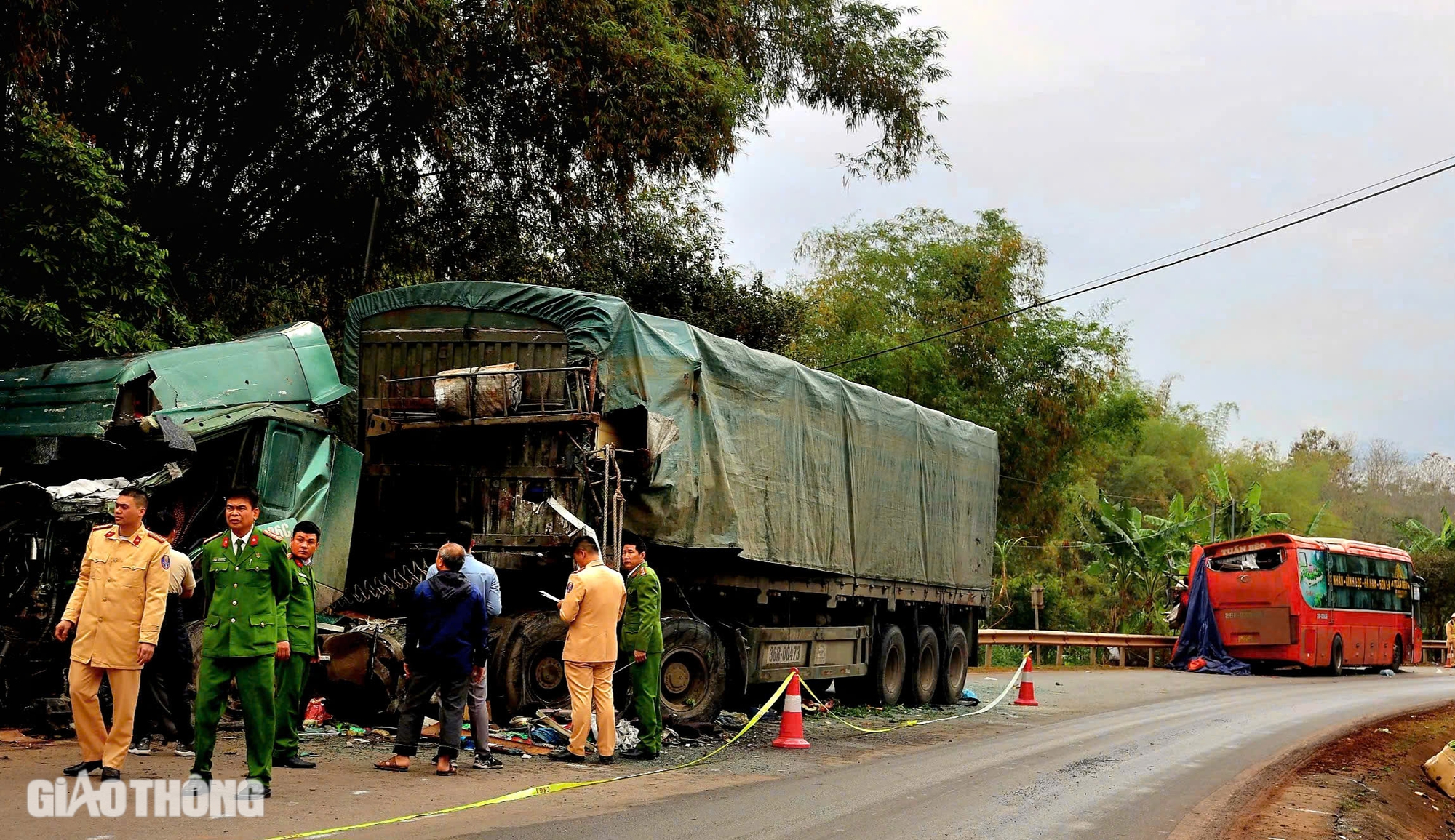 Hiện trường vụ tai nạn thảm khốc khiến 6 người tử vong ở Sơn La- Ảnh 2.