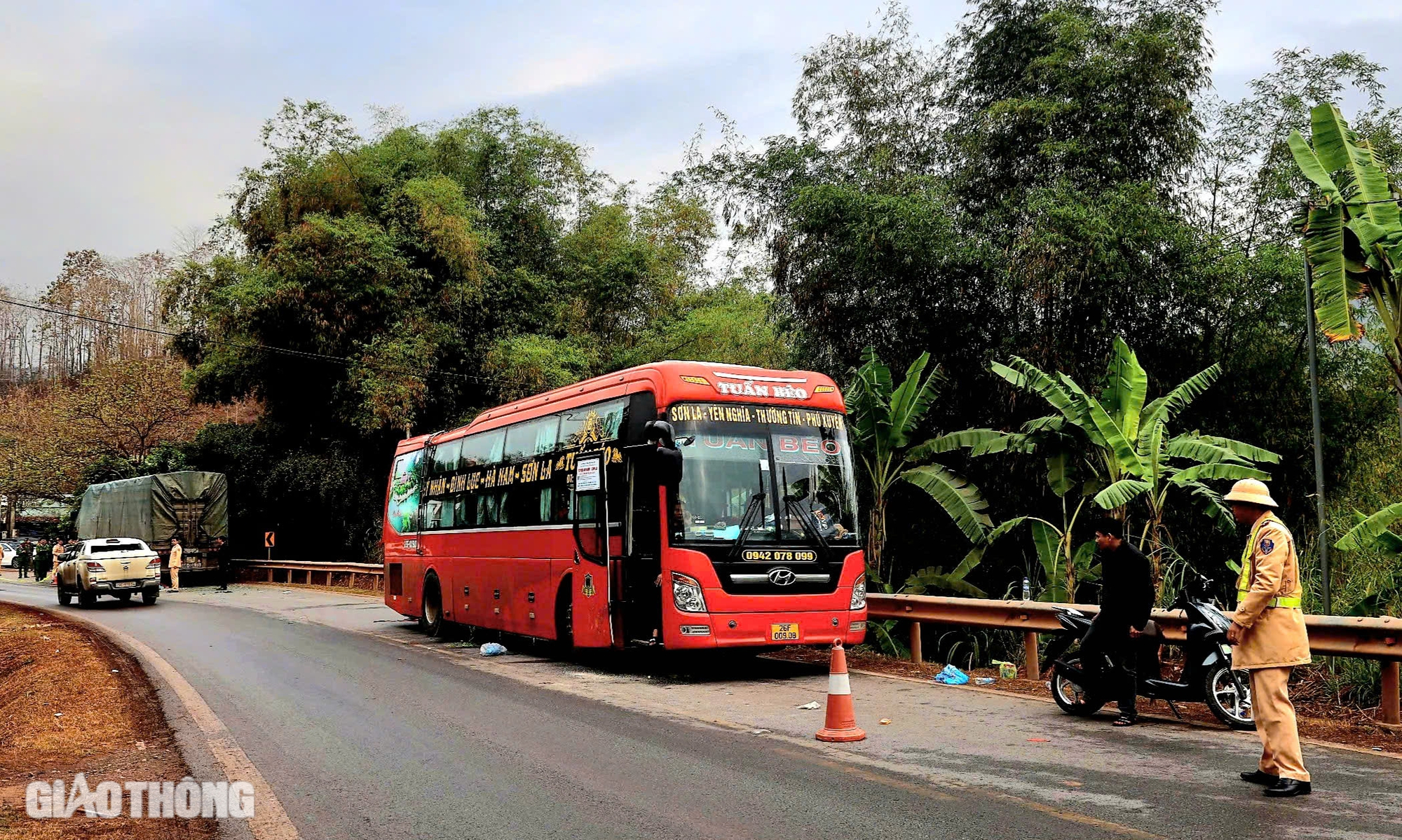 Hiện trường vụ tai nạn thảm khốc khiến 6 người tử vong ở Sơn La- Ảnh 1.