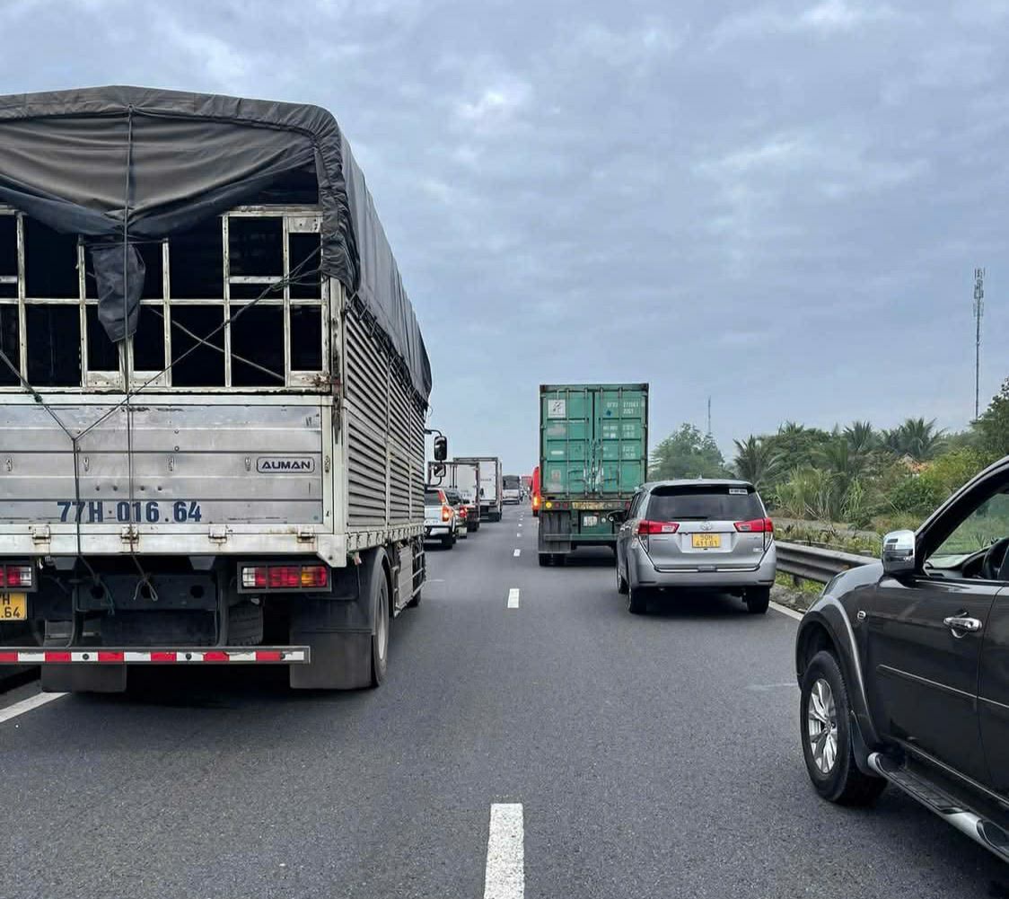 Ô tô 5 chỗ va chạm xe container trên cao tốc, một phụ nữ nguy kịch- Ảnh 2.