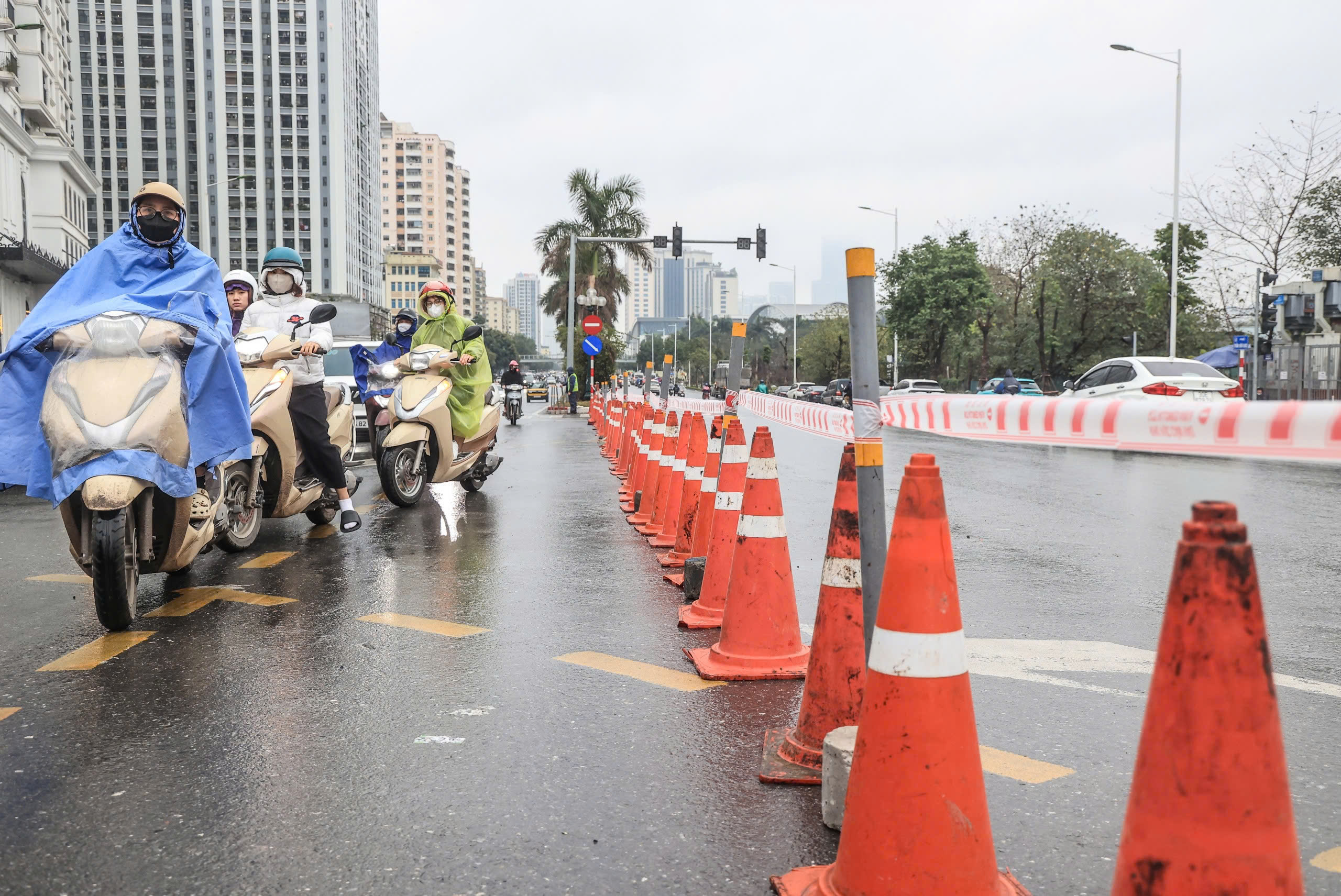 Hà Nội: Toàn cảnh ngã tư Trần Hữu Dực - Nguyễn Văn Giáp ngày đầu tổ chức lại giao thông- Ảnh 3.