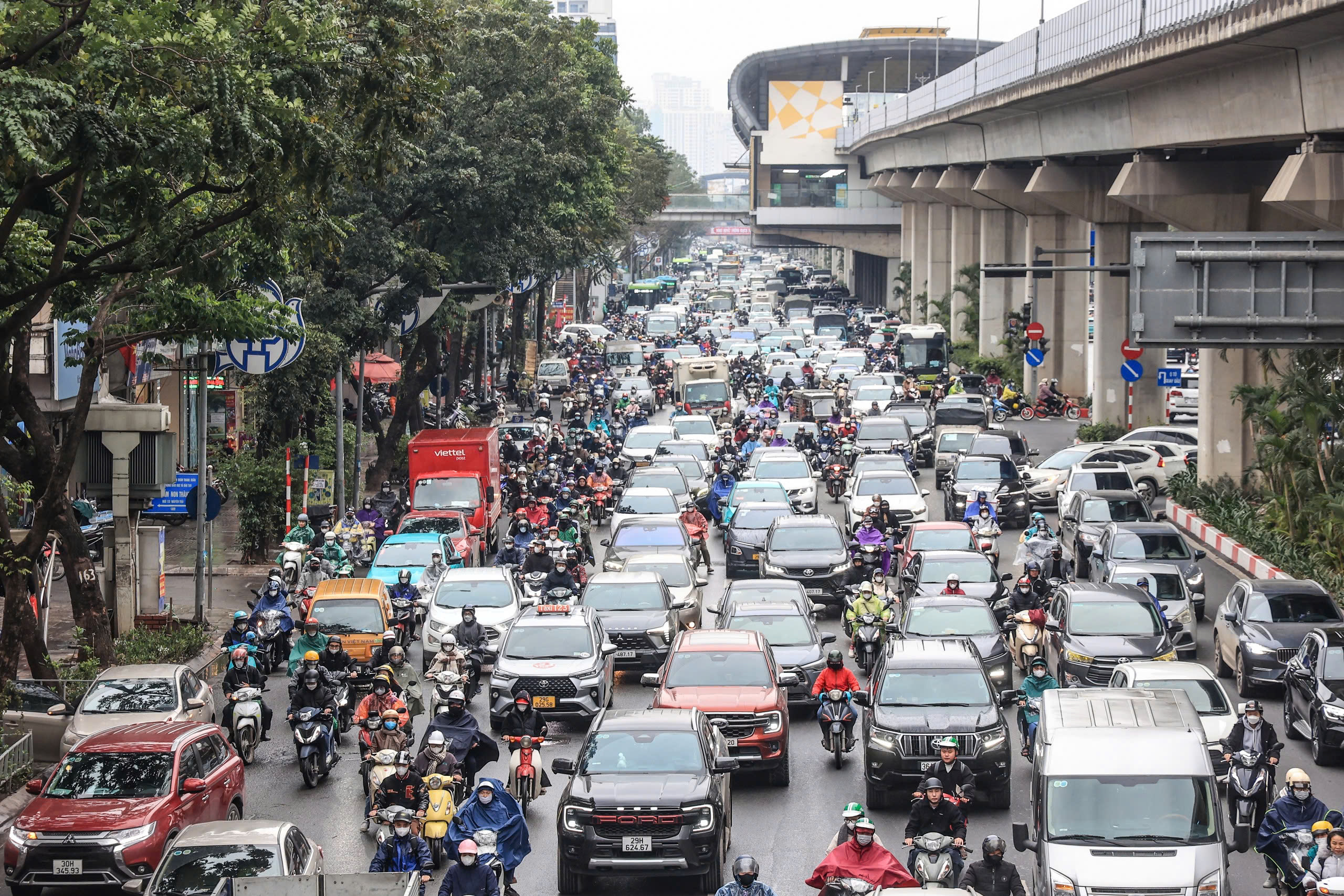 Nhiều tuyến đường Hà Nội ùn tắc nghiêm trọng sáng đầu tuần mưa rét- Ảnh 9.