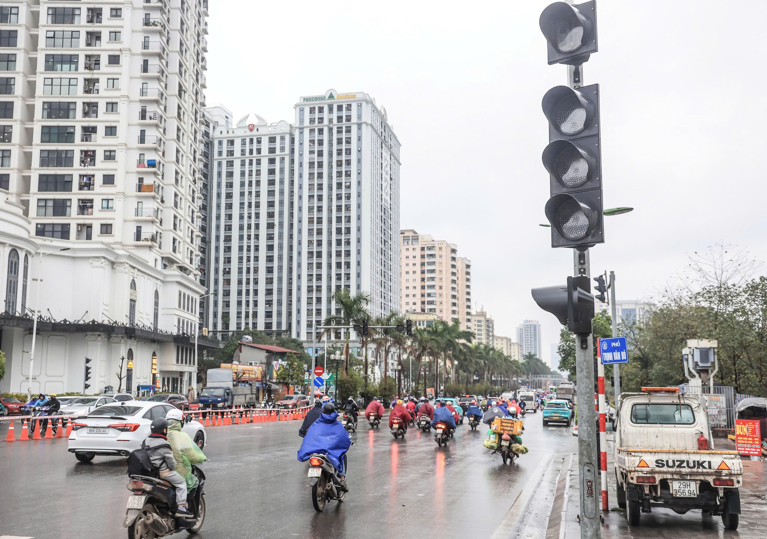 Hà Nội: Toàn cảnh ngã tư Trần Hữu Dực - Nguyễn Văn Giáp ngày đầu tổ chức lại giao thông- Ảnh 2.