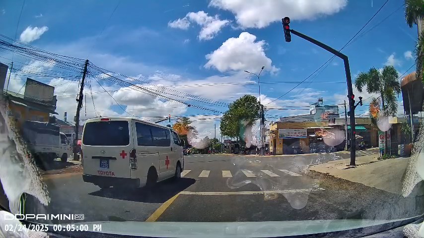 Xe cứu thương vượt đèn đỏ tông một học sinh trọng thương đã quá hạn đăng kiểm- Ảnh 1.