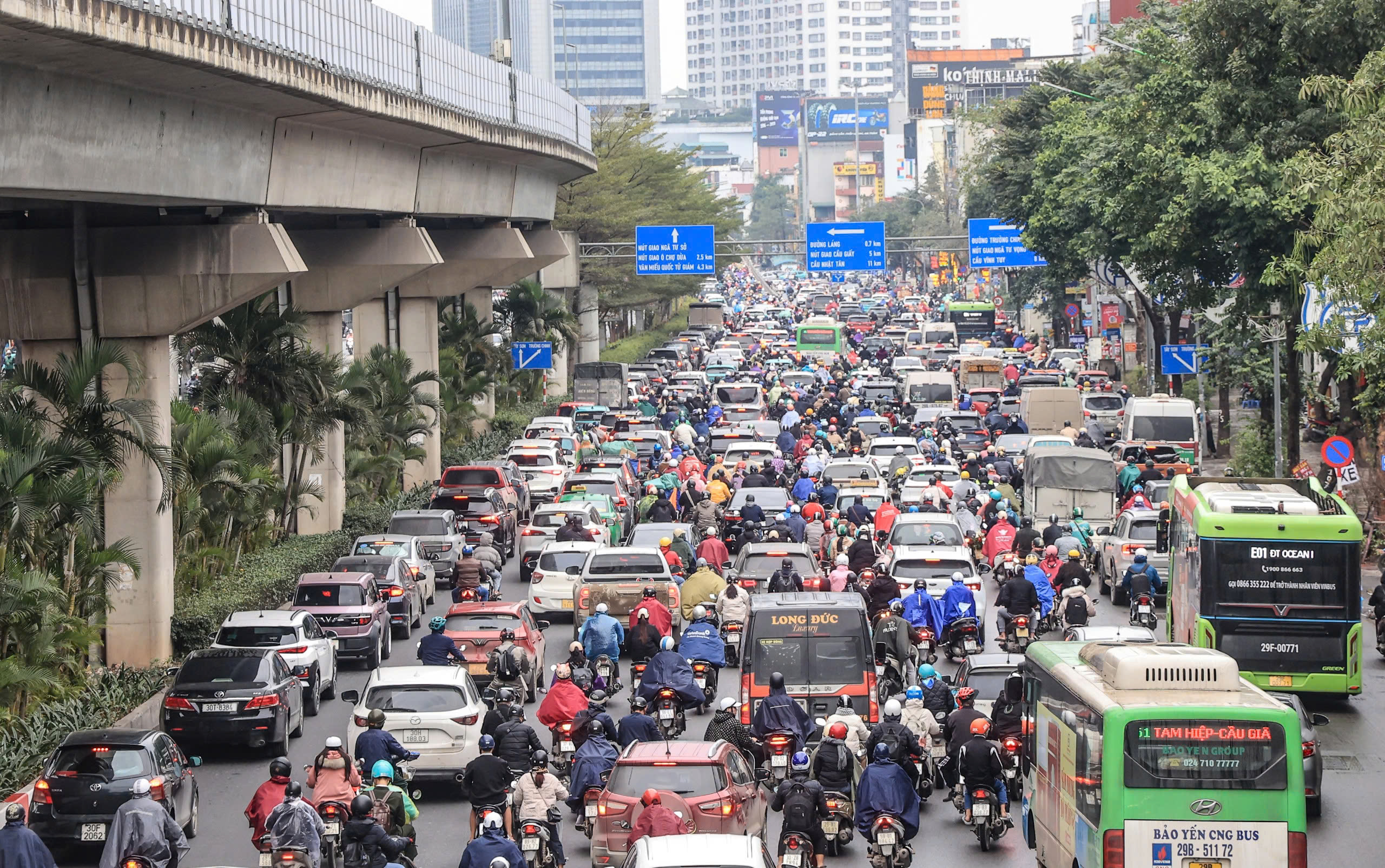 Nhiều tuyến đường Hà Nội ùn tắc nghiêm trọng sáng đầu tuần mưa rét- Ảnh 8.