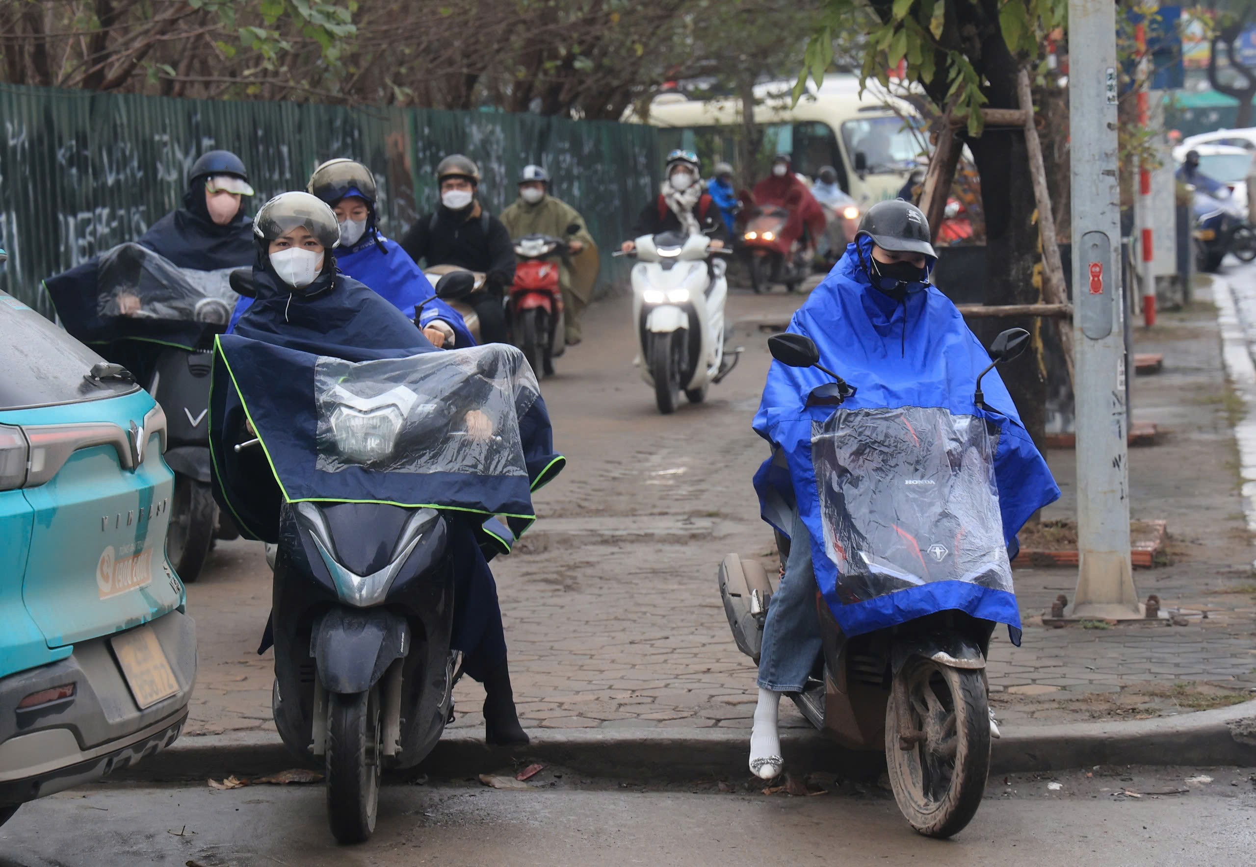 Nhiều tuyến đường Hà Nội ùn tắc nghiêm trọng sáng đầu tuần mưa rét- Ảnh 3.