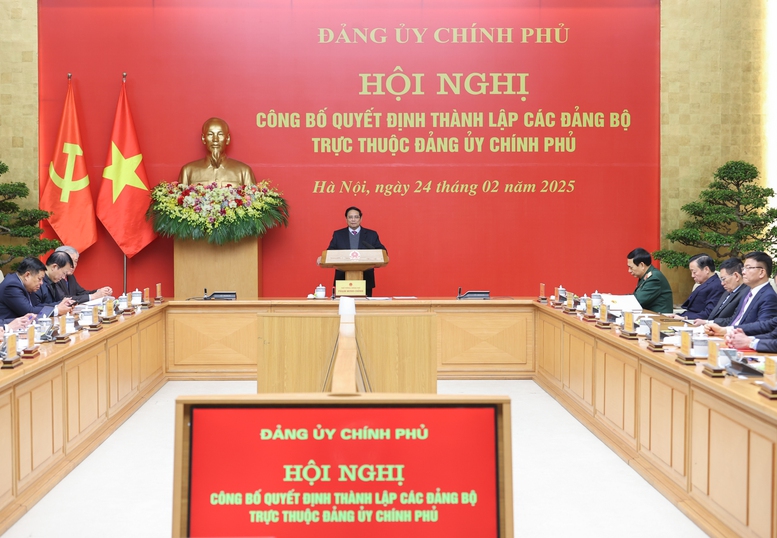 Thủ tướng trao quyết định thành lập 15 đảng bộ trực thuộc Đảng ủy Chính phủ- Ảnh 2.