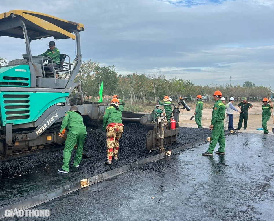 Thảm những mét bê tông nhựa đầu tiên ở dự án thành phần 2 cao tốc Biên Hòa - Vũng Tàu- Ảnh 4.