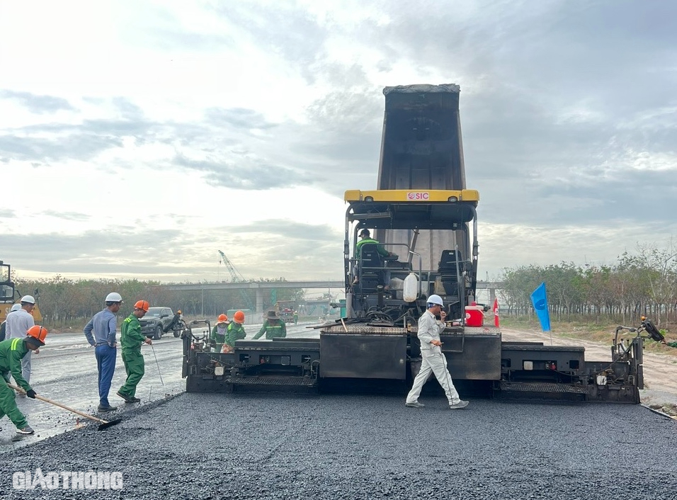 Thảm những mét bê tông nhựa đầu tiên ở dự án thành phần 2 cao tốc Biên Hòa - Vũng Tàu- Ảnh 2.