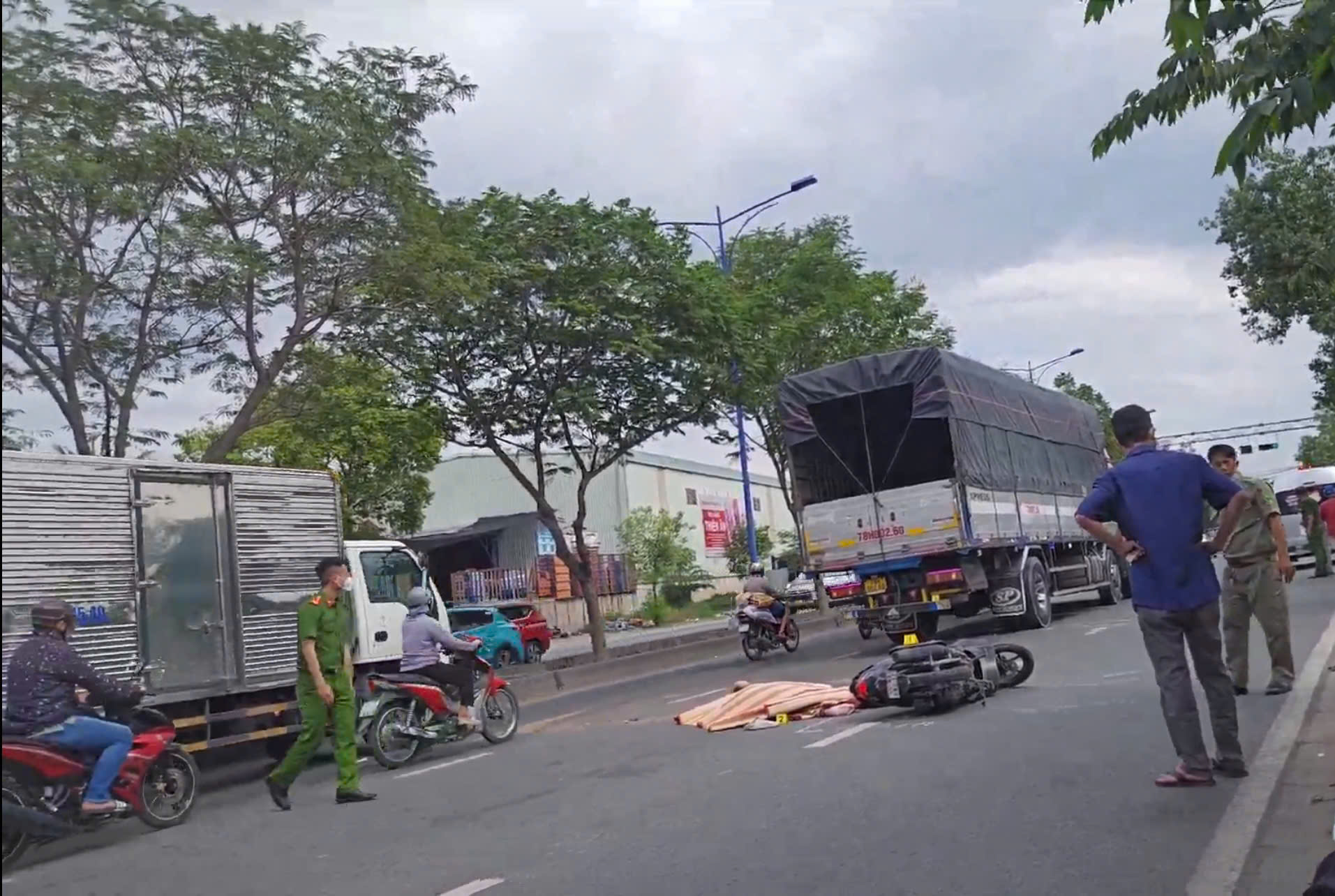 TP.HCM: Va chạm giữa xe tải và xe máy, thanh niên tử vong- Ảnh 1.