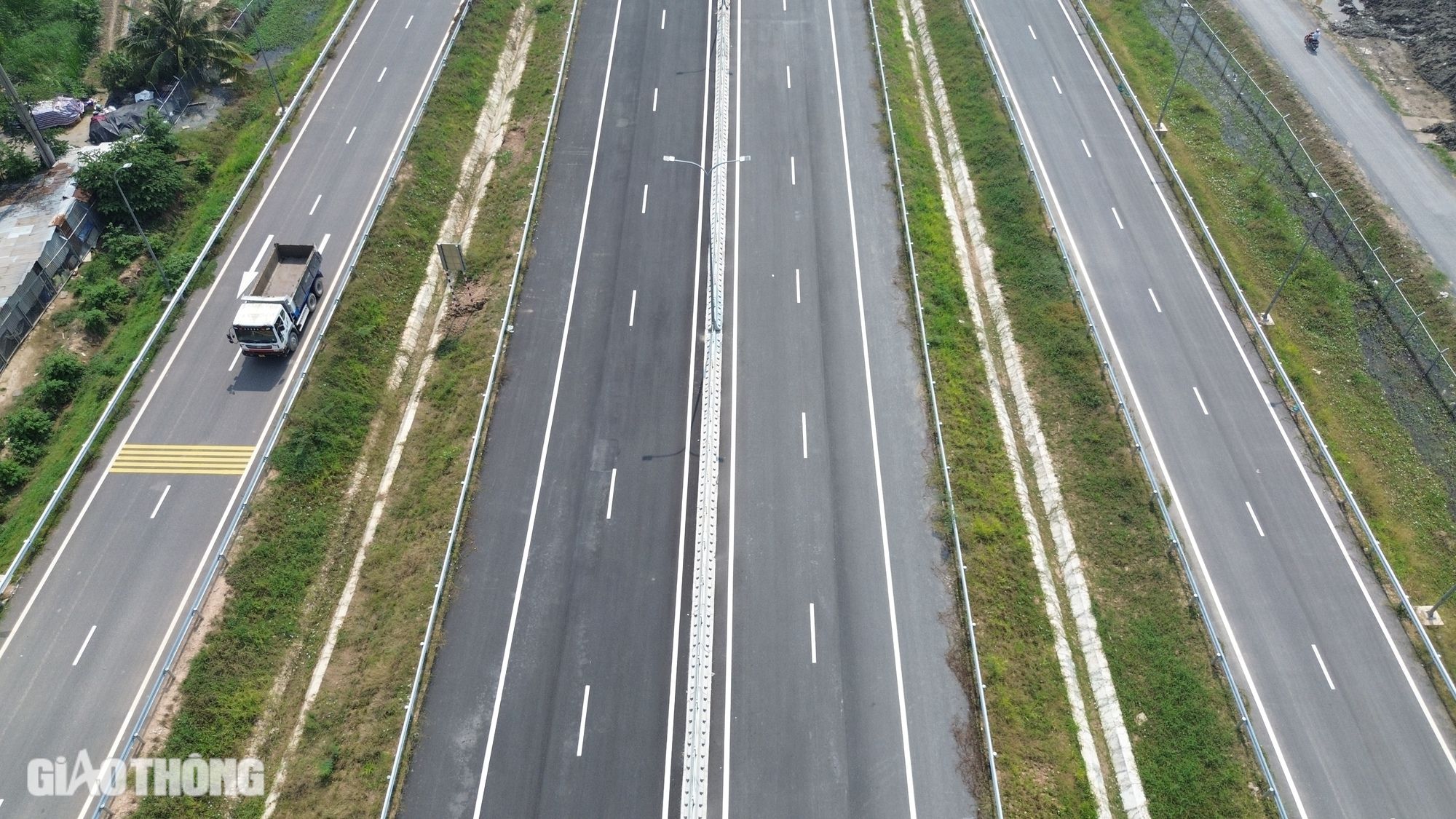 Thảm nhựa những mét cuối cùng đoạn 18,8km cao tốc Bến Lức - Long Thành- Ảnh 15.