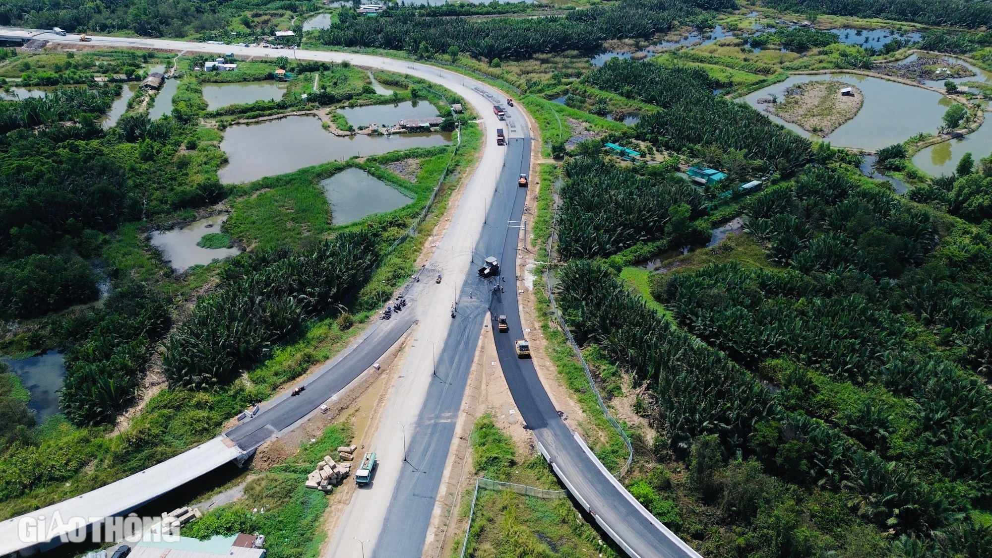 Thảm nhựa những mét cuối cùng đoạn 18,8km cao tốc Bến Lức - Long Thành- Ảnh 2.