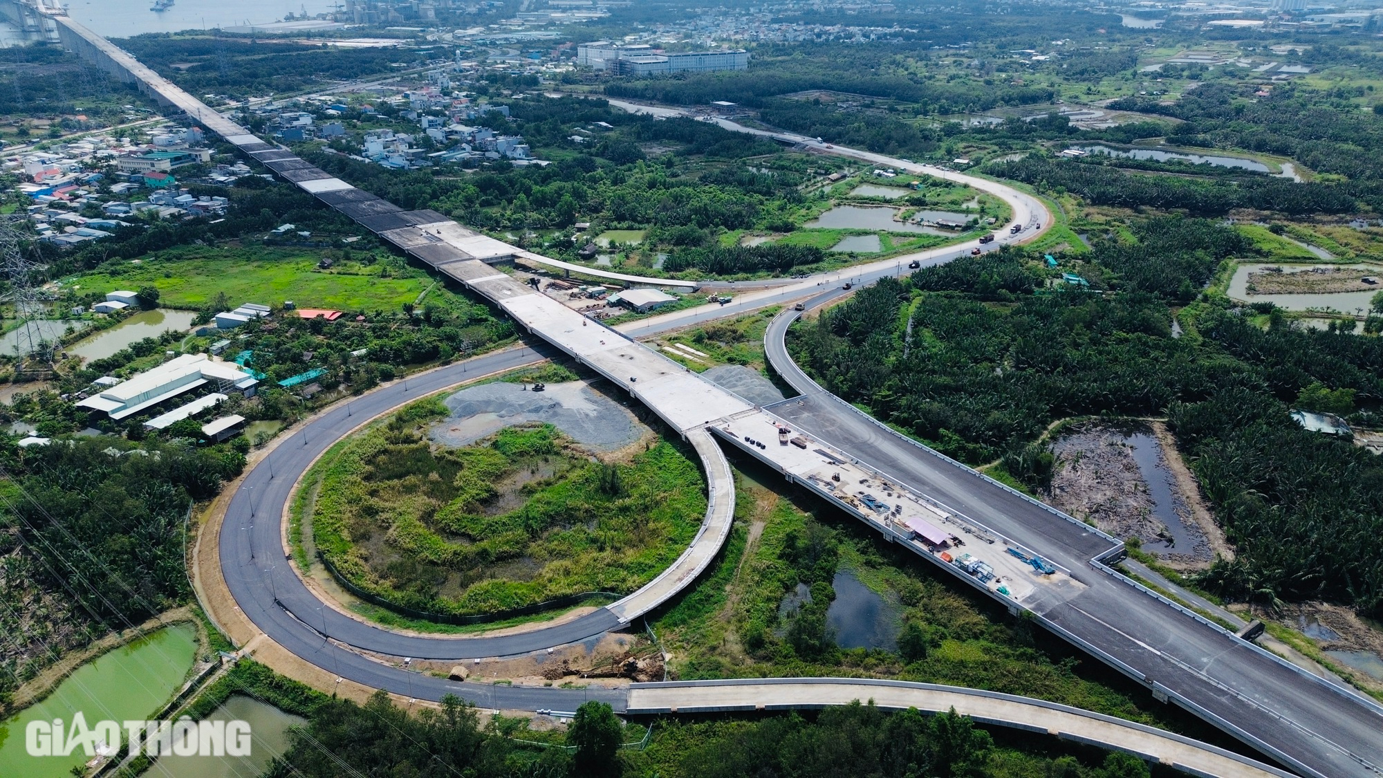 Thảm nhựa những mét cuối cùng đoạn 18,8km cao tốc Bến Lức - Long Thành- Ảnh 1.