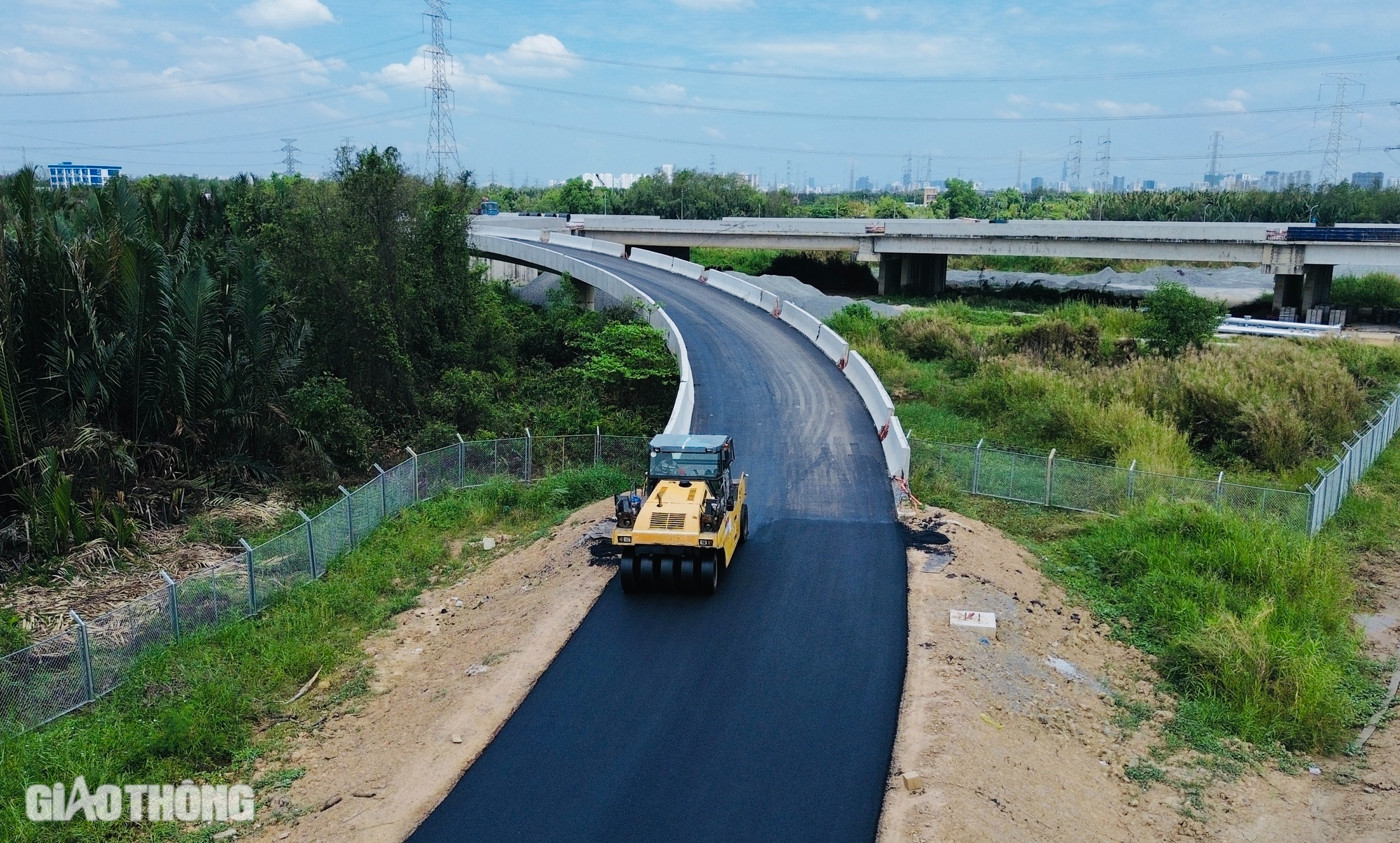 Thảm nhựa những mét cuối cùng đoạn 18,8km cao tốc Bến Lức - Long Thành- Ảnh 11.