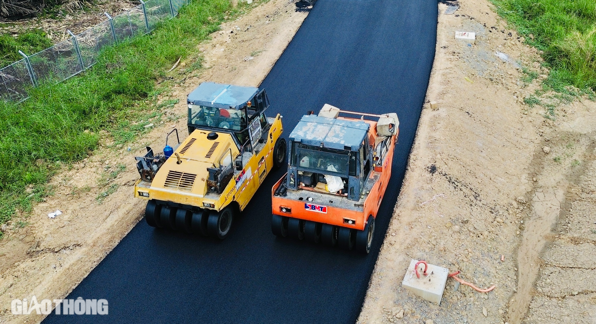 Thảm nhựa những mét cuối cùng đoạn 18,8km cao tốc Bến Lức - Long Thành- Ảnh 3.