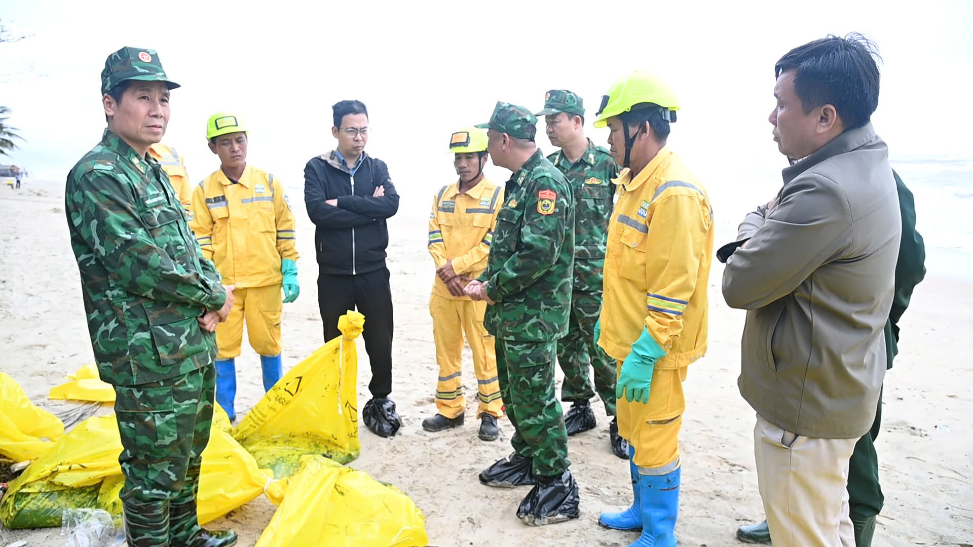 Hàng chục tấn dầu tràn vón cục trôi dạt vào bờ biển phía Nam TP Huế- Ảnh 2.