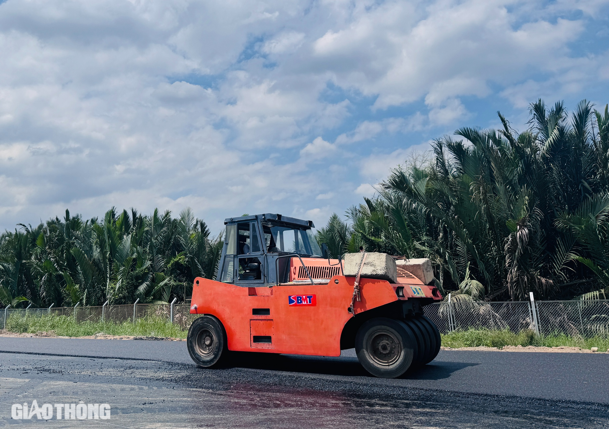 Thảm nhựa những mét cuối cùng đoạn 18,8km cao tốc Bến Lức - Long Thành- Ảnh 8.