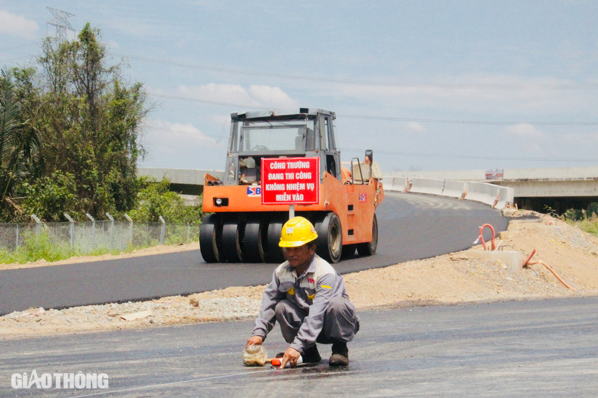 Thảm nhựa những mét cuối cùng đoạn 18,8km cao tốc Bến Lức - Long Thành- Ảnh 5.