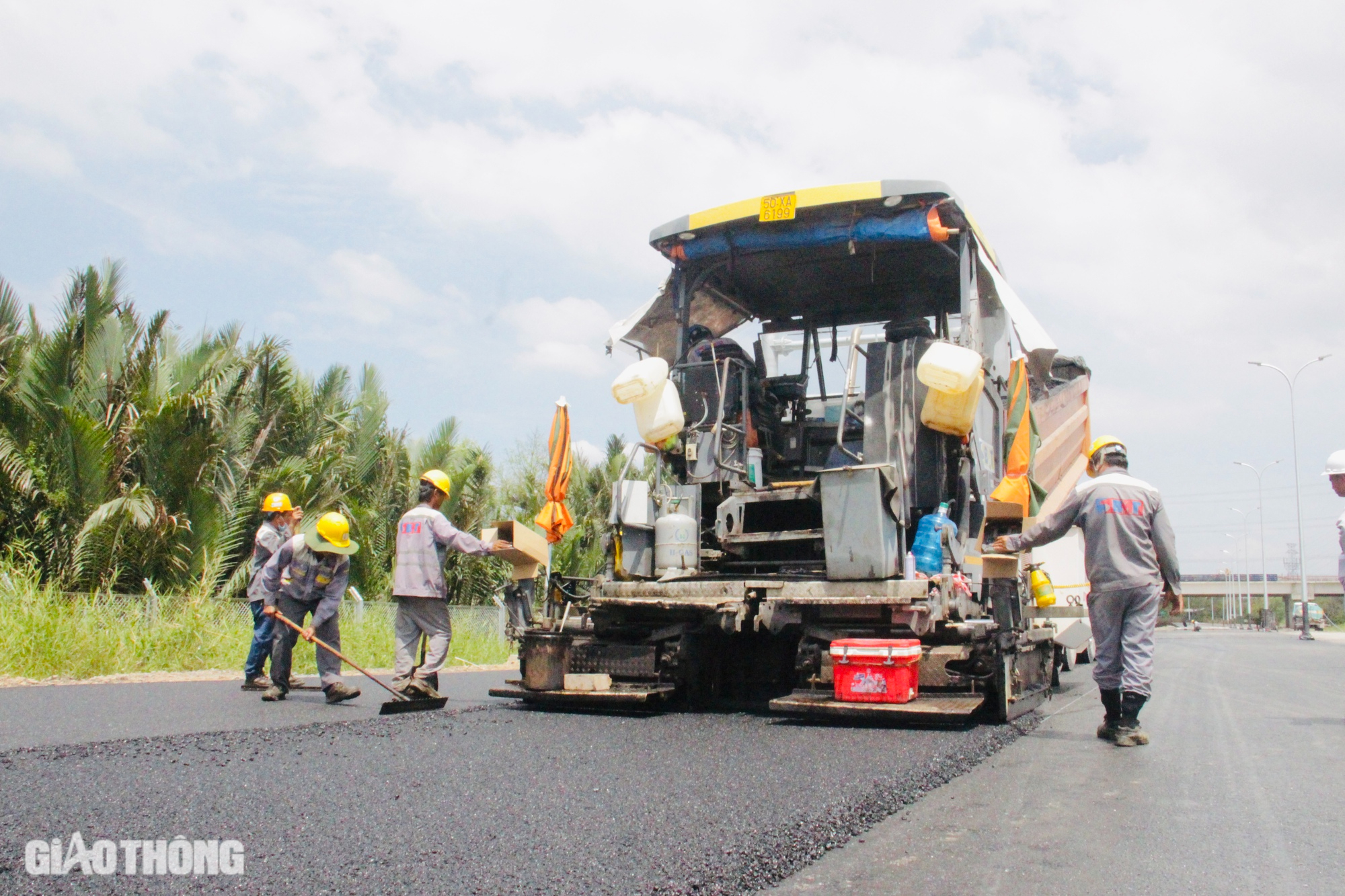 Thảm nhựa những mét cuối cùng đoạn 18,8km cao tốc Bến Lức - Long Thành- Ảnh 4.