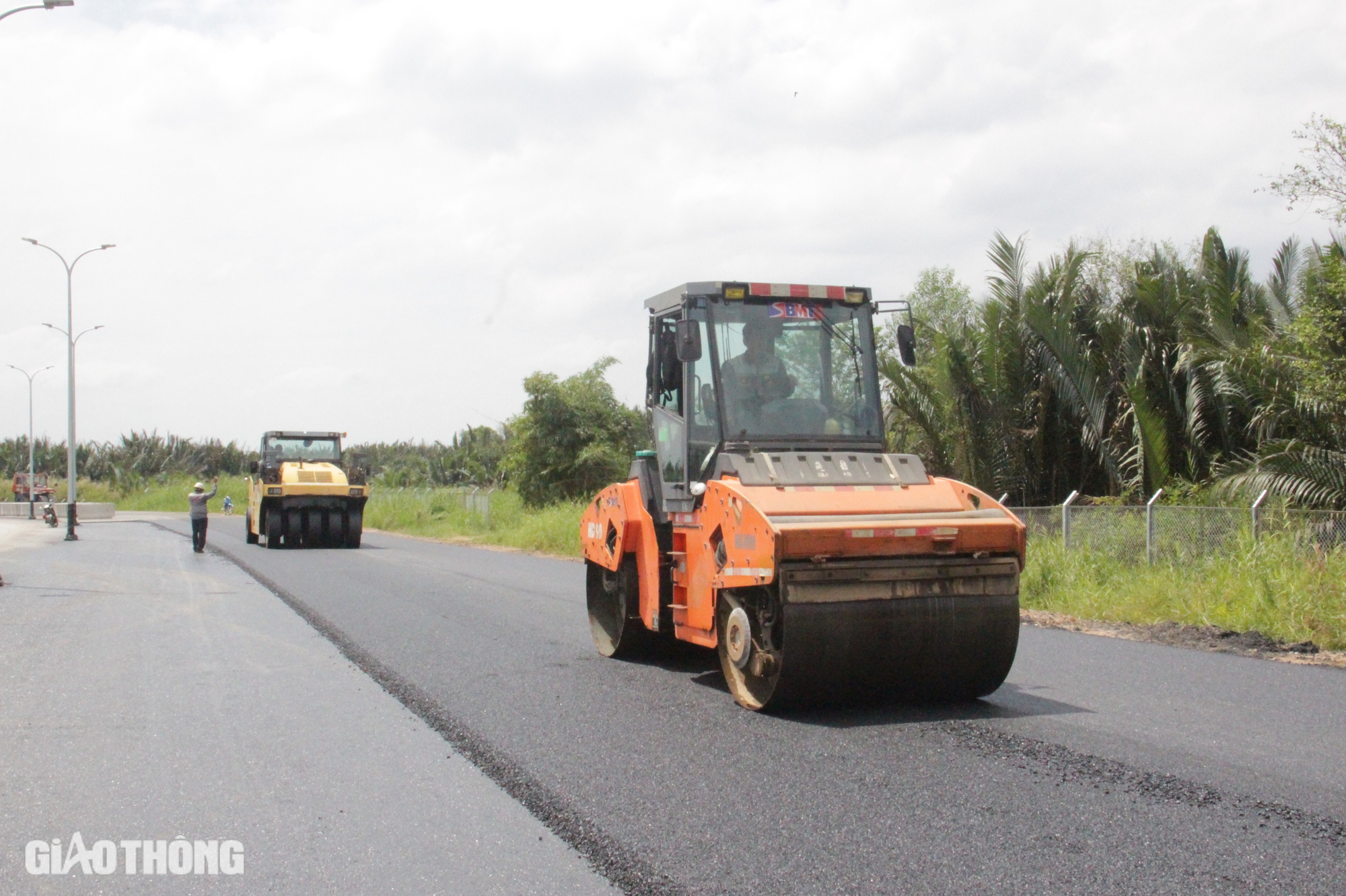 Thảm nhựa những mét cuối cùng đoạn 18,8km cao tốc Bến Lức - Long Thành- Ảnh 6.