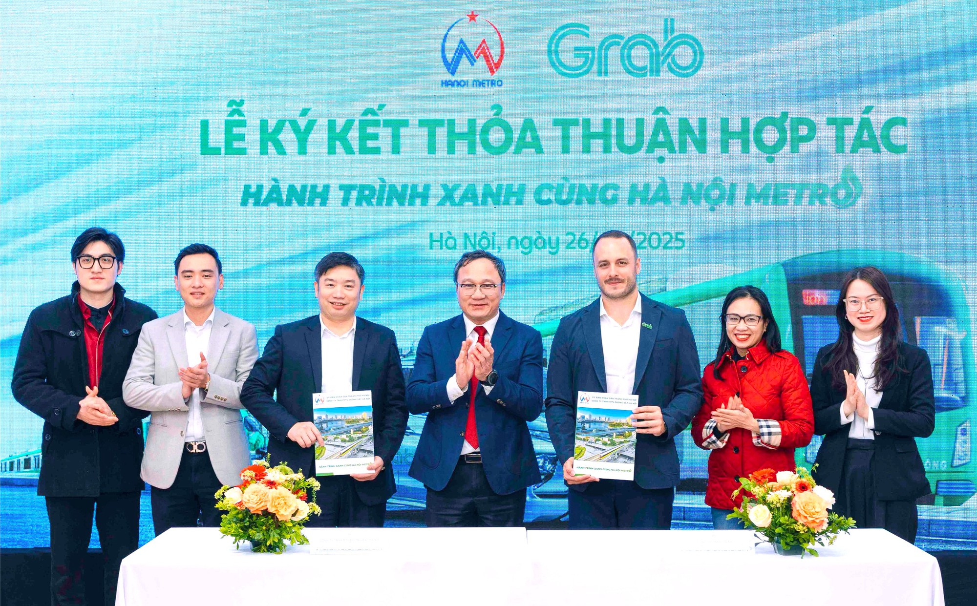 Grab hợp tác với Hanoi Metro "kéo" người dân sử dụng giao thông công cộng- Ảnh 1.